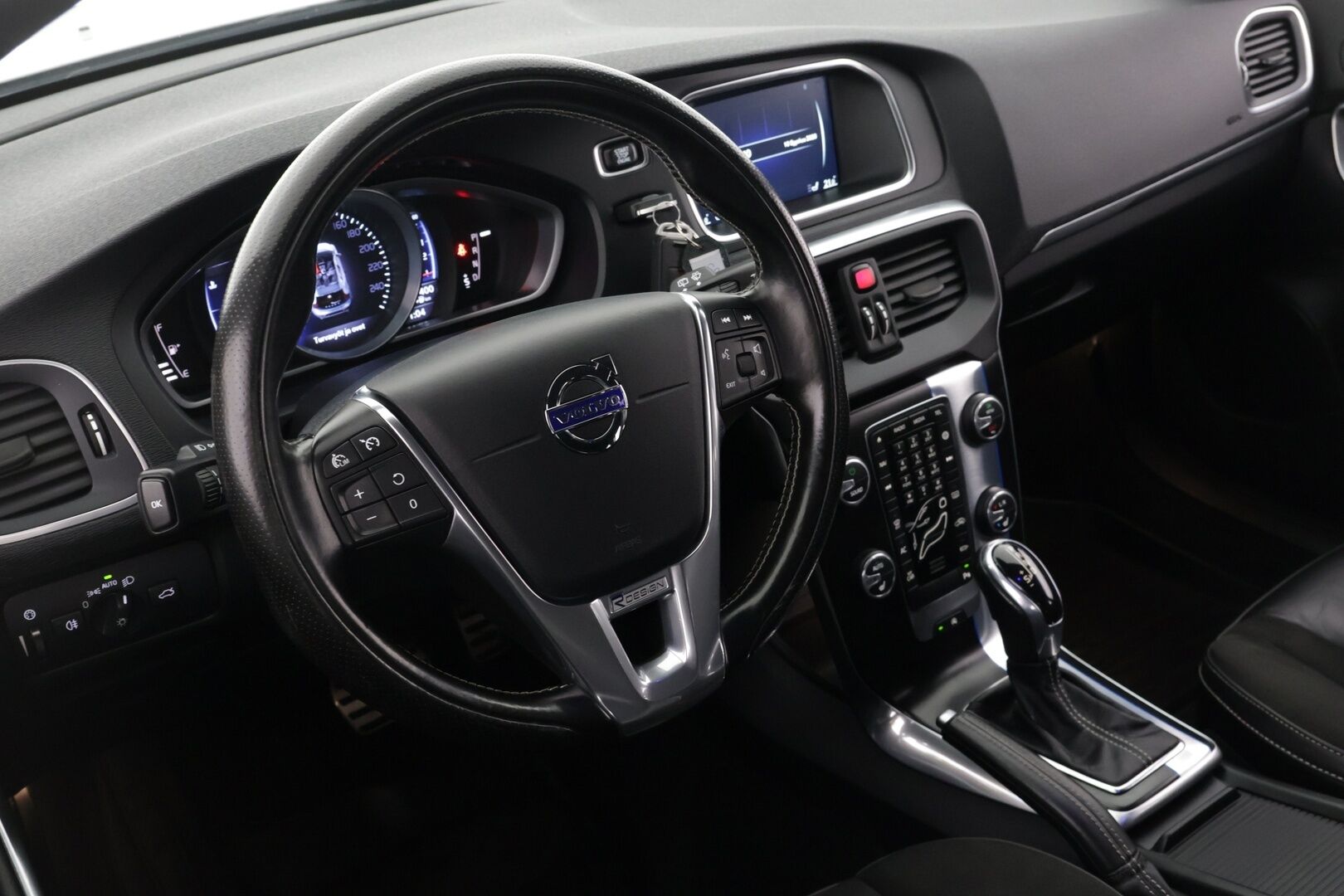 Volvo V40 2016 D4 Business R-Design aut - Ei Adblue järjestelmää | Vakkari | R-Design | Bluetooth | Star&Stop järjestelmä | Autom. Ilmastointi | Vetokoukku | 2x vanteet | Digimittaristo | Navi - KORKO VAIN 3,99 %