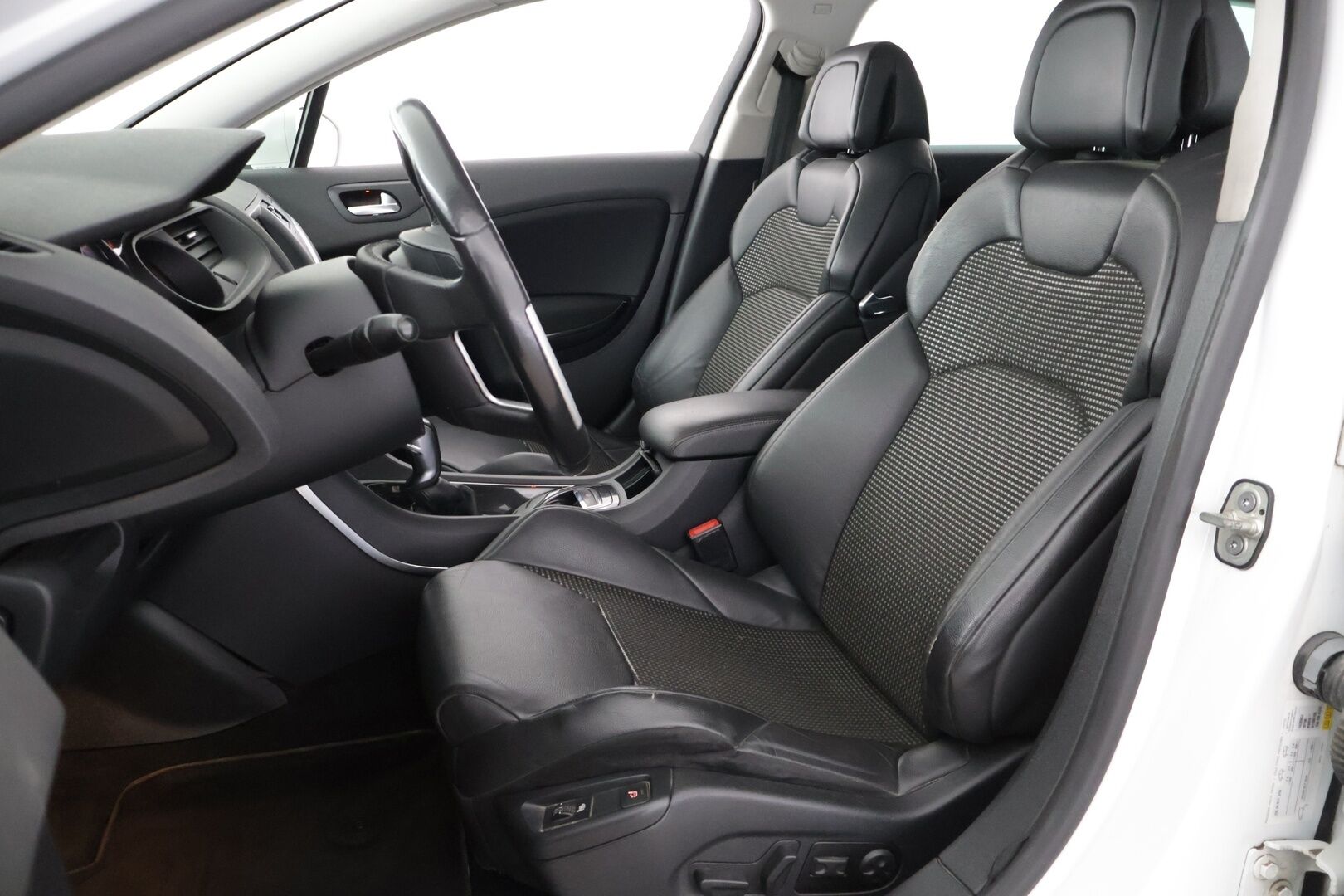Citroen C5 2016 BlueHDi 180 Exclusive Tourer Automaatti myydään Huutokaupat.com - Hierova penkki | Muistipenkki | CarPlay | Kamera | Koukku | Xenon | Navi | P.tutkat | Puolinahkat | Lohkolämmitin| Hihna vaihdettu 2025