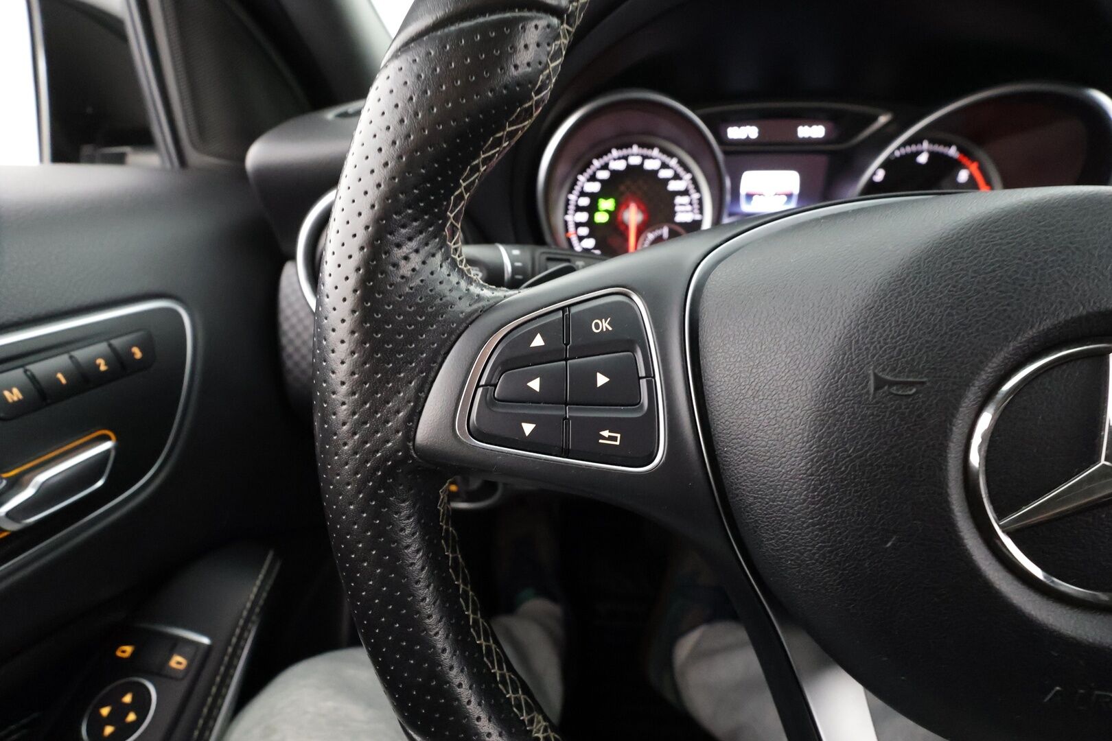 Mercedes-Benz A 2016 220 d 4Matic A Premium Business * Webasto / Koukku / LED-High Performance / Muistipenkki / P.kamera / Navi * - Suomi-auto / Kahdet renkaat - HULLU BLACKWEEK KORKOTARJOUS 2,49%