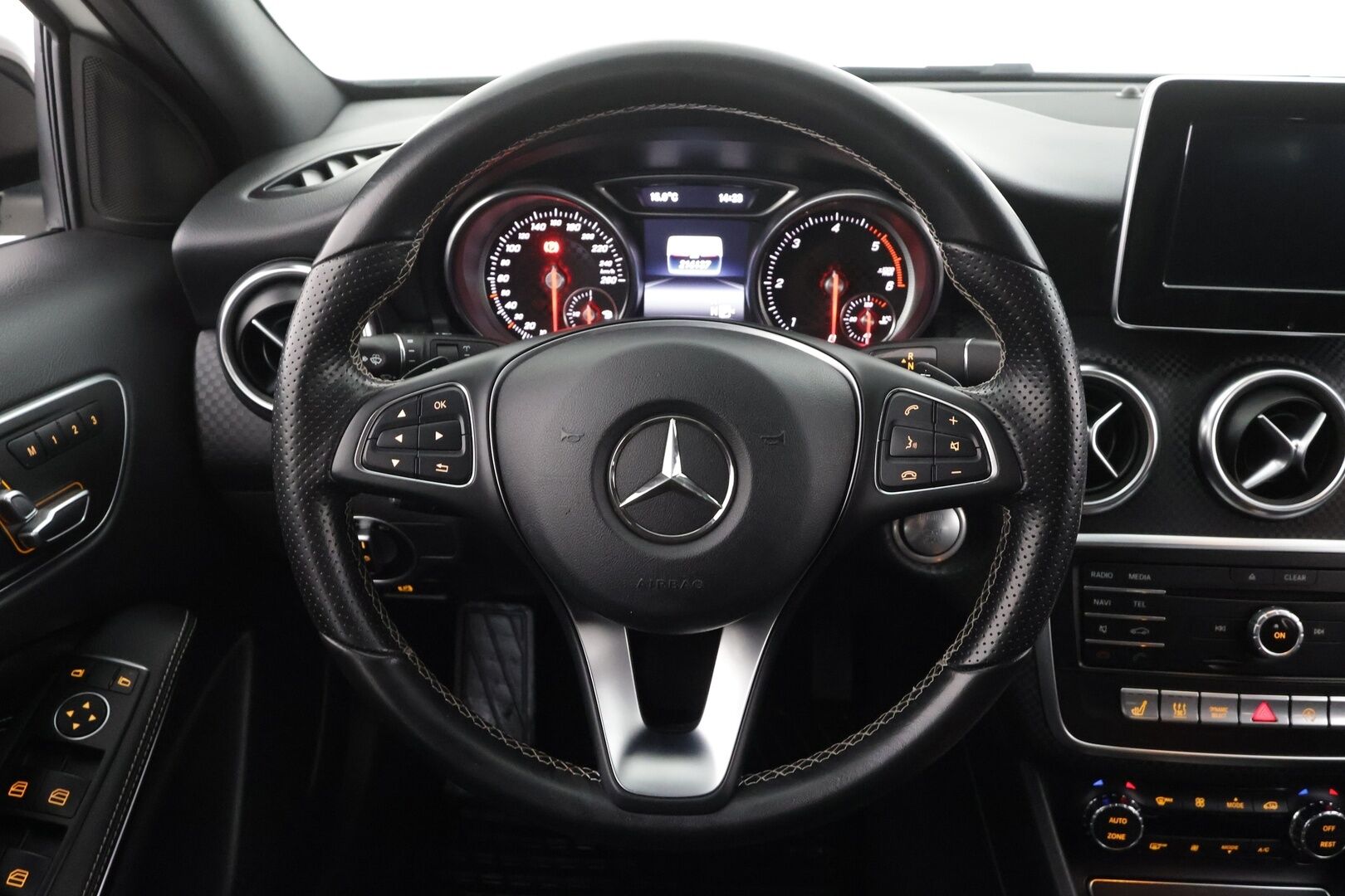 Mercedes-Benz A 2016 220 d 4Matic A Premium Business * Webasto / Koukku / LED-High Performance / Muistipenkki / P.kamera / Navi * - Suomi-auto / Kahdet renkaat - HULLUT BLACKWEEK JATKOT - KORKOTARJOUS 2,49%