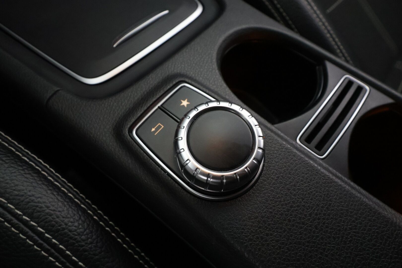 Mercedes-Benz A 2016 220 d 4Matic A Premium Business * Webasto / Koukku / LED-High Performance / Muistipenkki / P.kamera / Navi * - Neliveto / Suomi-auto / Kahdet renkaat - HULLUT VÄLIPÄIVÄT KORKOTARJOUS 2,49%