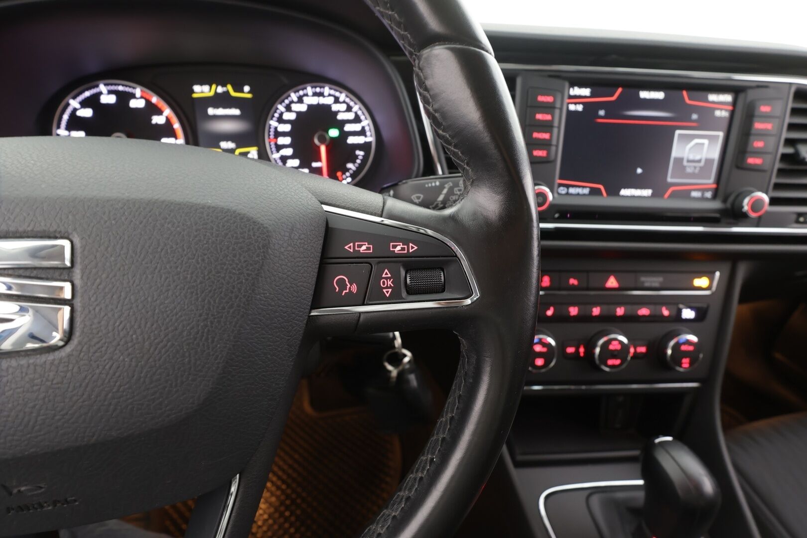 Seat Leon 2016 1,4 TSI 150 ACT Style DSG - | Vakkari | Webasto | Koukku | P.tutkat | LED | Navi | Apple&Android | Suomi-auto | Kahdet Renkaat |