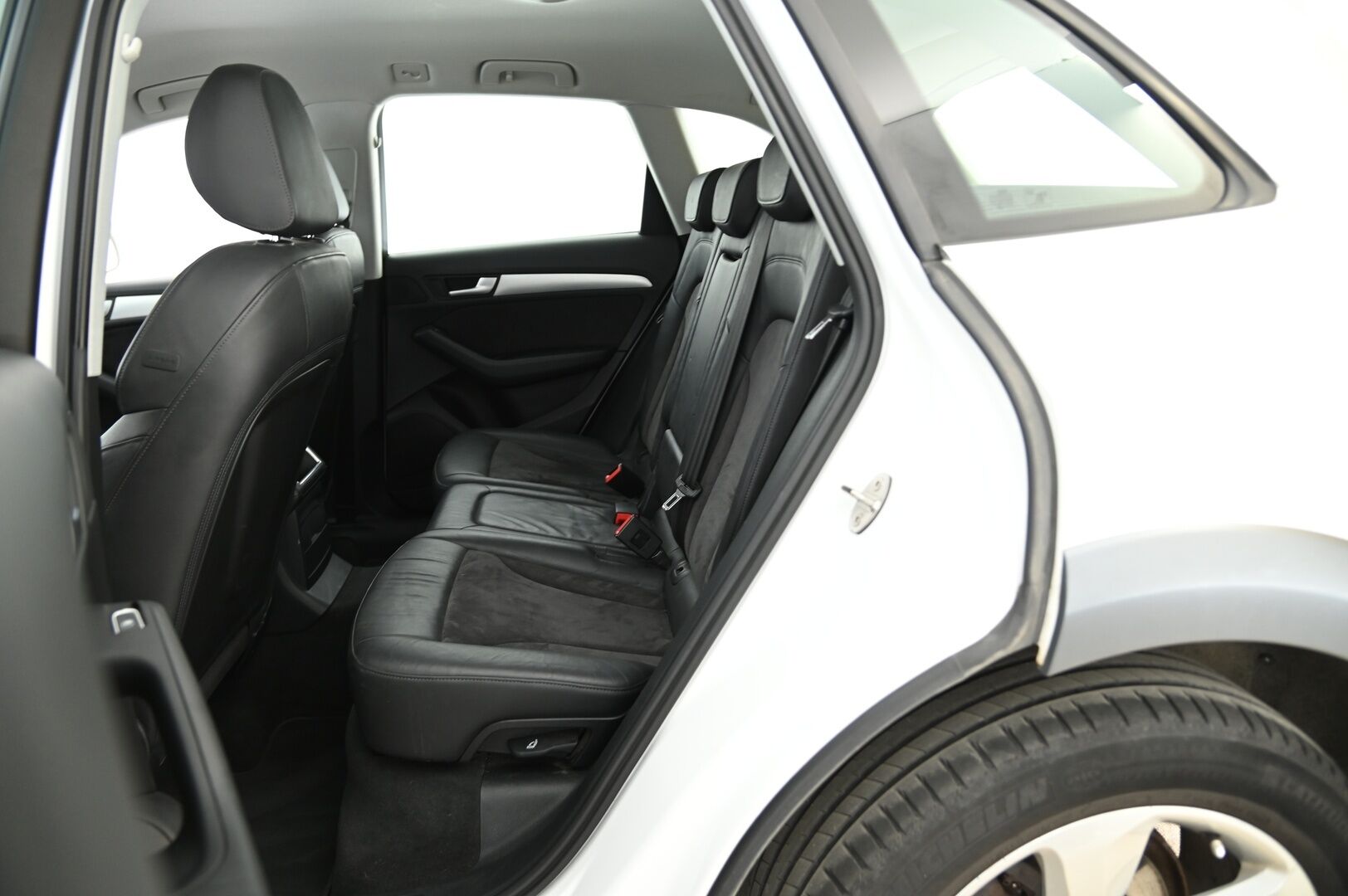 Audi Q5 2016 Offroad Land of quattro Edition 2,0 TDI 140 kW quattro S tronic* Nahka-alcantara / Vetokoukku / P. tutkat / Sähköluukku / Suomi-auto - Vähäisillä kilometreillä näyttävä katumaasturi!  Jakopää tehty 98tkm ja vaihteistoöljyt 107tkm!