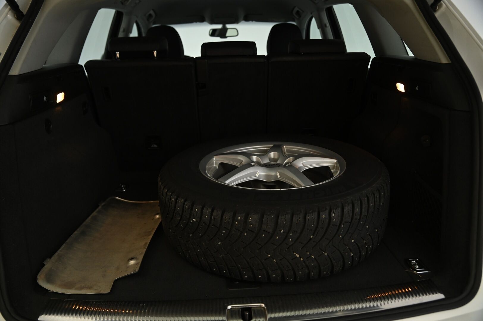 Audi Q5 2016 Offroad Land of quattro Edition 2,0 TDI 140 kW quattro S tronic* Nahka-alcantara / Vetokoukku / P. tutkat / Sähköluukku / Suomi-auto - Vähäisillä kilometreillä näyttävä katumaasturi!  Jakopää tehty 98tkm ja vaihteistoöljyt 107tkm!