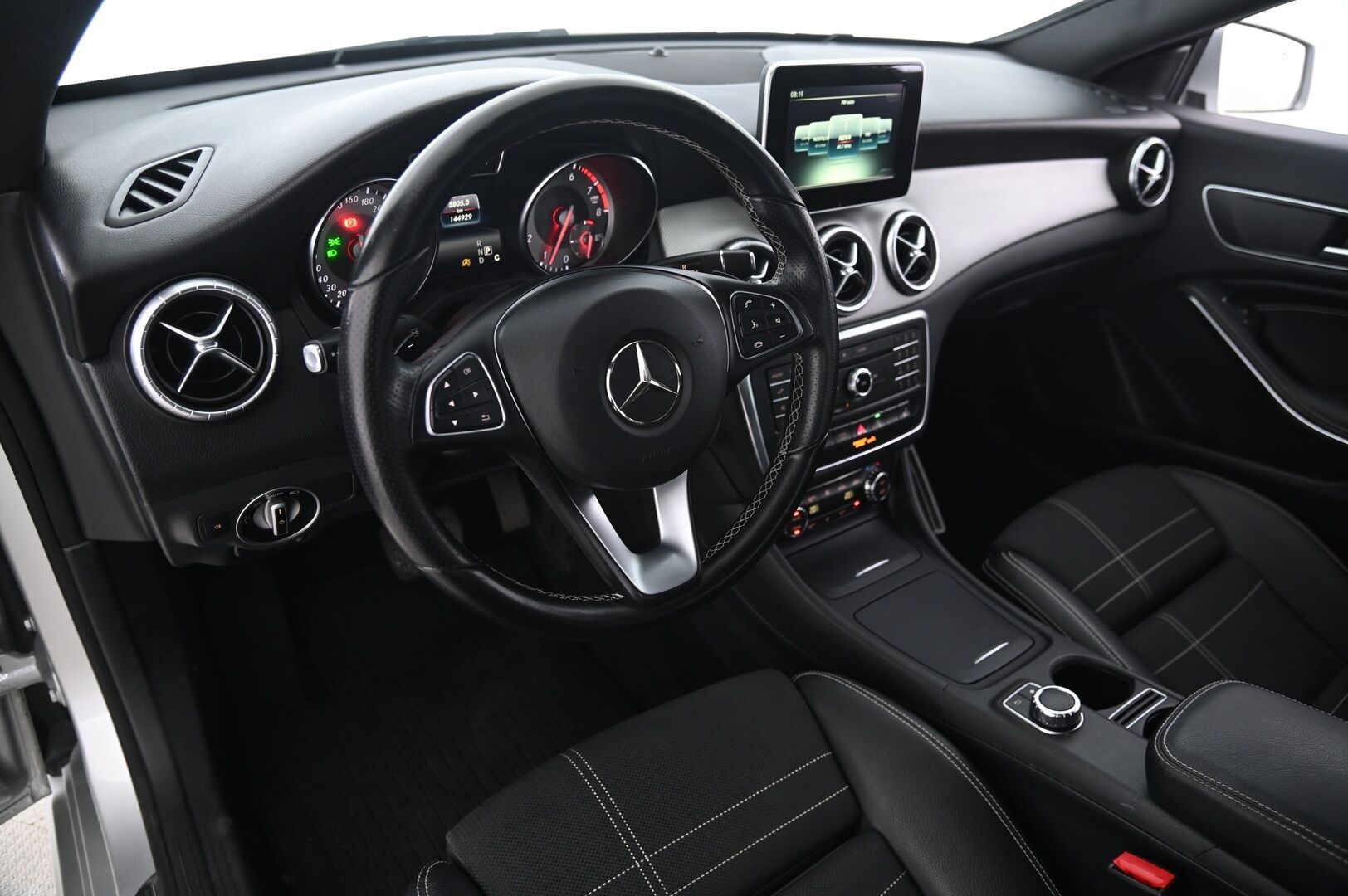 Mercedes-Benz CLA 2016 180 A Premium Business - Kamera | Koukku | Sporttipenkit | Lohko | 2x alut | Bi-Xenon | Suomiauto | Hyvin huollettu 