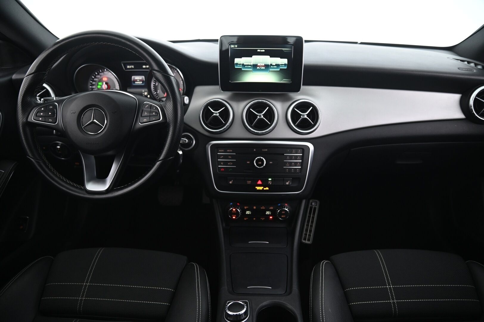 Mercedes-Benz CLA 2016 180 A Premium Business - Kamera | Koukku | Sporttipenkit | Lohko | 2x alut | Bi-Xenon | Suomiauto | Hyvin huollettu 