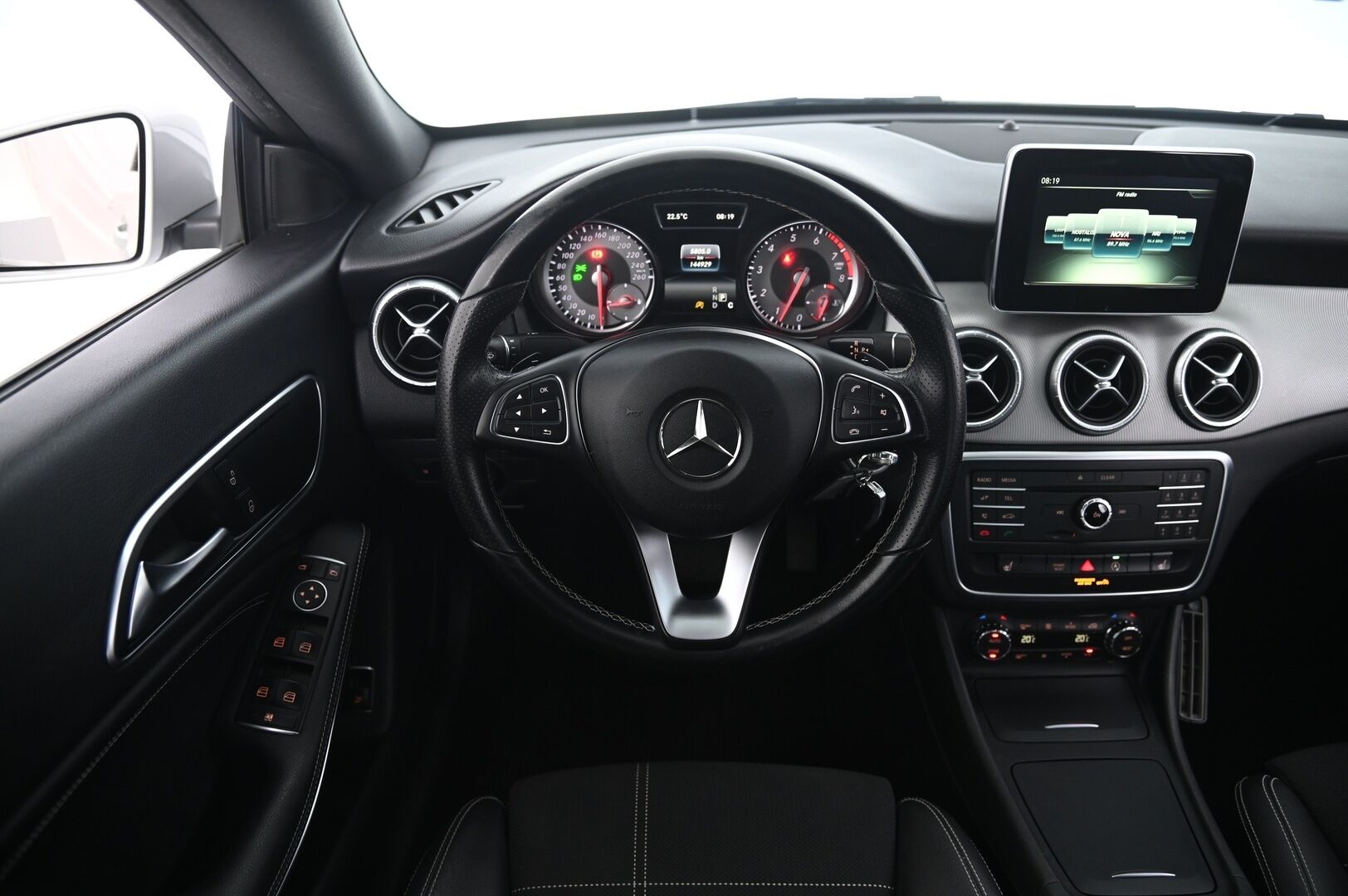 Mercedes-Benz CLA 2016 180 A Premium Business - Kamera | Koukku | Sporttipenkit | Lohko | 2x alut | Bi-Xenon | Suomiauto | Hyvin huollettu 