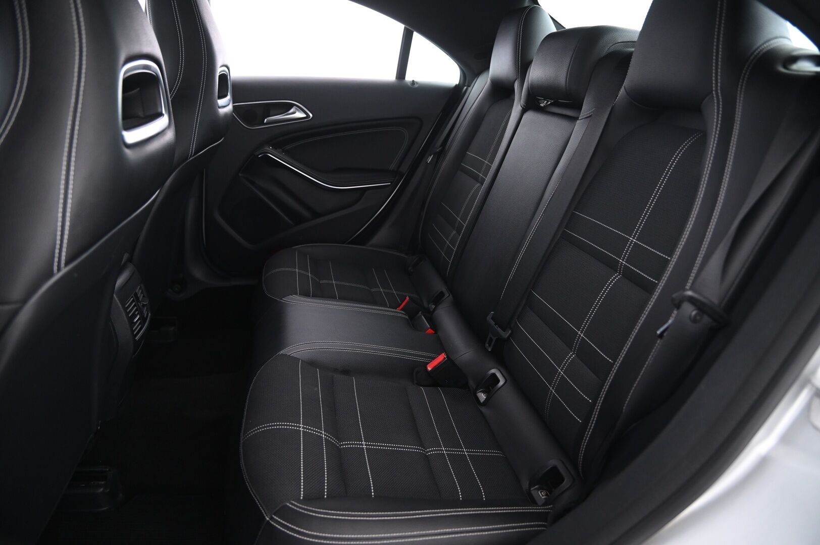Mercedes-Benz CLA 2016 180 A Premium Business - Kamera | Koukku | Sporttipenkit | Lohko | 2x alut | Bi-Xenon | Suomiauto | Hyvin huollettu 
