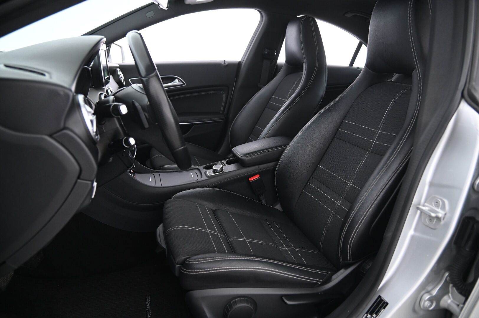 Mercedes-Benz CLA 2016 180 A Premium Business - Kamera | Koukku | Sporttipenkit | Lohko | 2x alut | Bi-Xenon | Suomiauto | Hyvin huollettu 