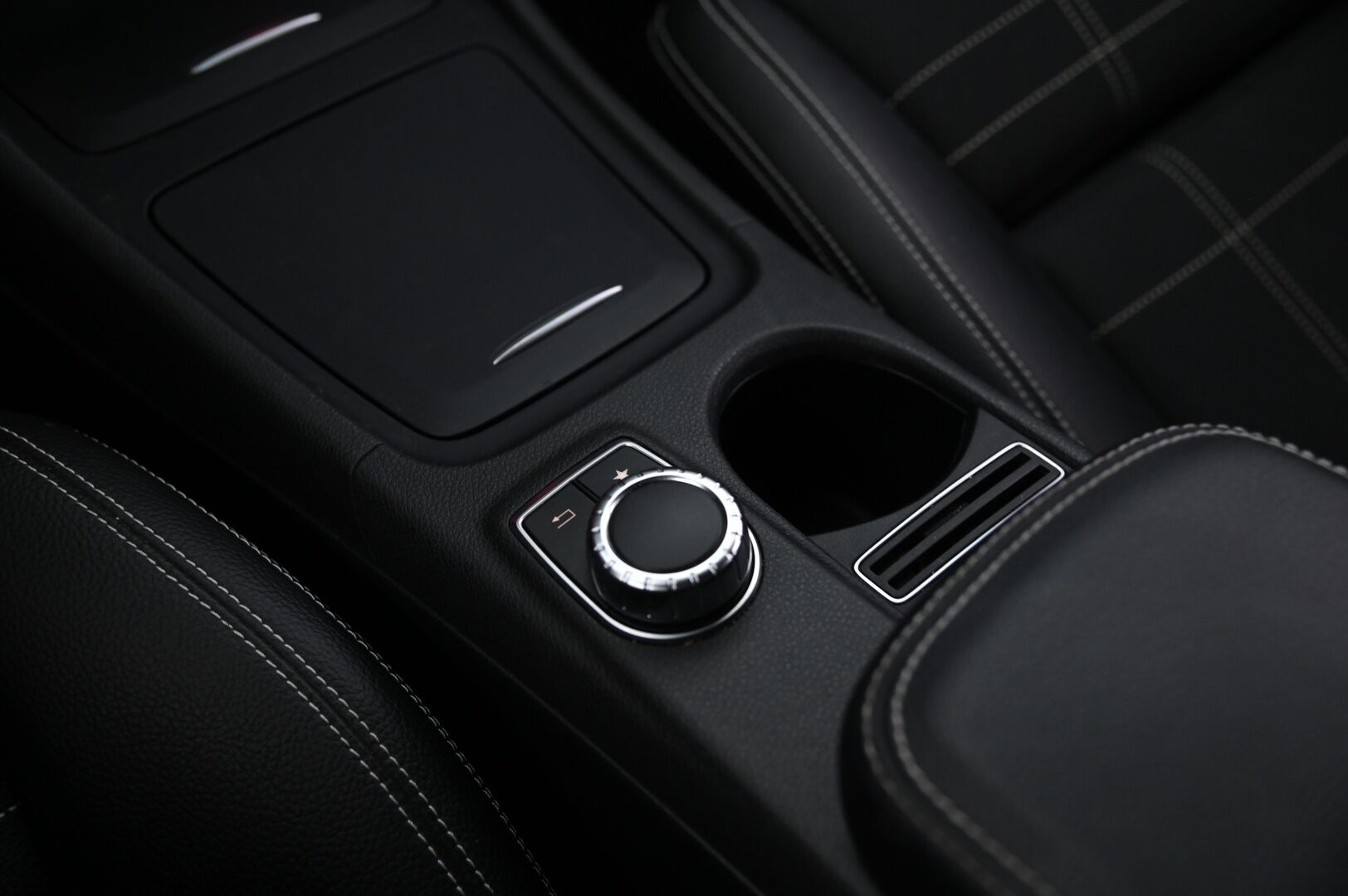 Mercedes-Benz CLA 2016 180 A Premium Business - Kamera | Koukku | Sporttipenkit | Lohko | 2x alut | Bi-Xenon | Suomiauto | Hyvin huollettu 