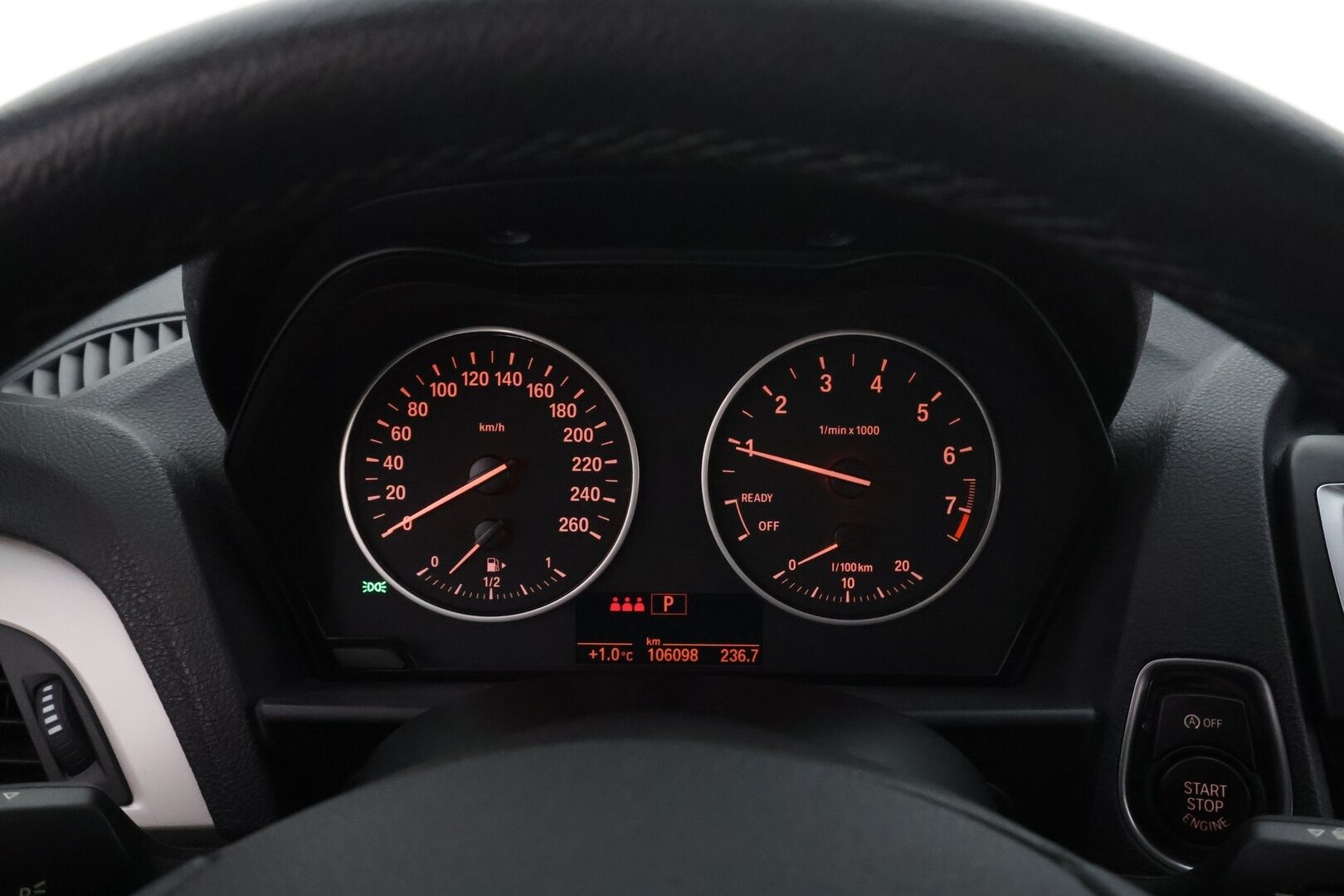 BMW 118 2016 F20 Hatchback 118i A Business * Suomi-auto / Vakkari / P.tutka / LED / Lohko+Sisä / Bluetooth * - Kahdet renkaat aluvanteilla / Merkkihuollettu