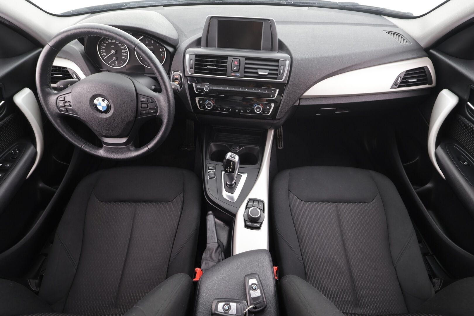 BMW 118 2016 F20 Hatchback 118i A Business * Suomi-auto / Vakkari / P.tutka / LED / Lohko+Sisä / Bluetooth * - Kahdet renkaat aluvanteilla / Merkkihuollettu