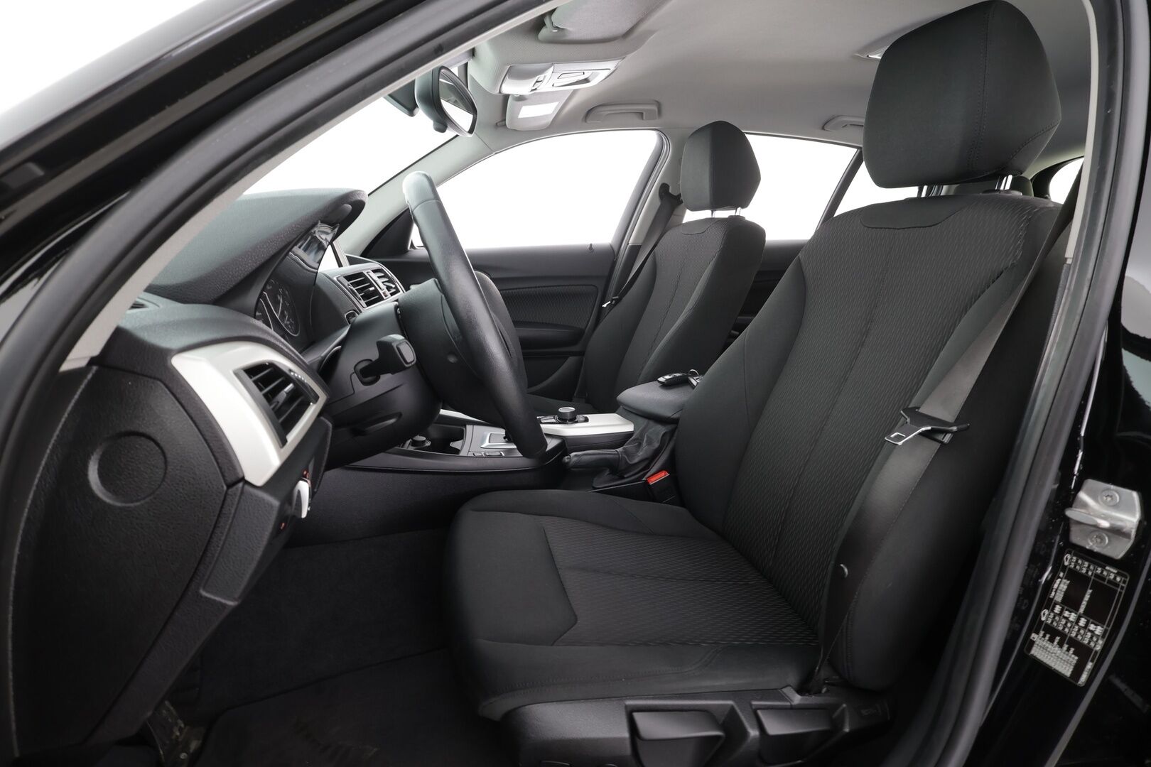 BMW 118 2016 F20 Hatchback 118i A Business * Suomi-auto / Vakkari / P.tutka / LED / Lohko+Sisä / Bluetooth * - Kahdet renkaat aluvanteilla / Merkkihuollettu