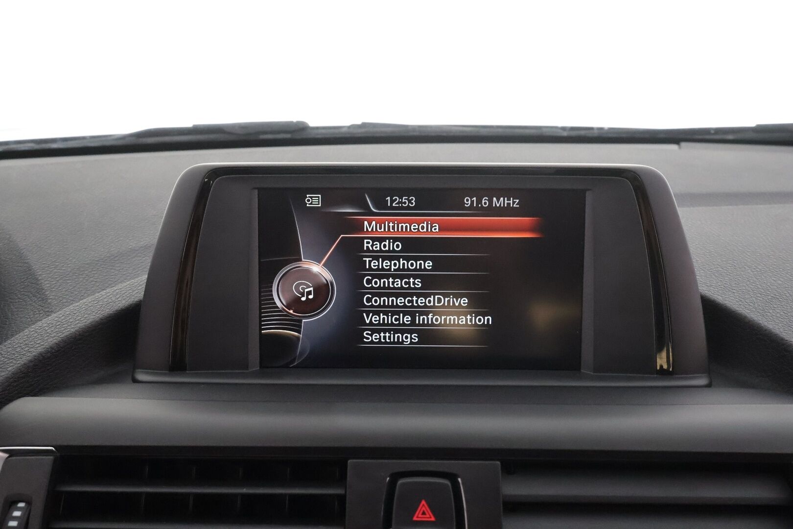 BMW 118 2016 F20 Hatchback 118i A Business * Suomi-auto / Vakkari / P.tutka / LED / Lohko+Sisä / Bluetooth * - Kahdet renkaat aluvanteilla / Merkkihuollettu