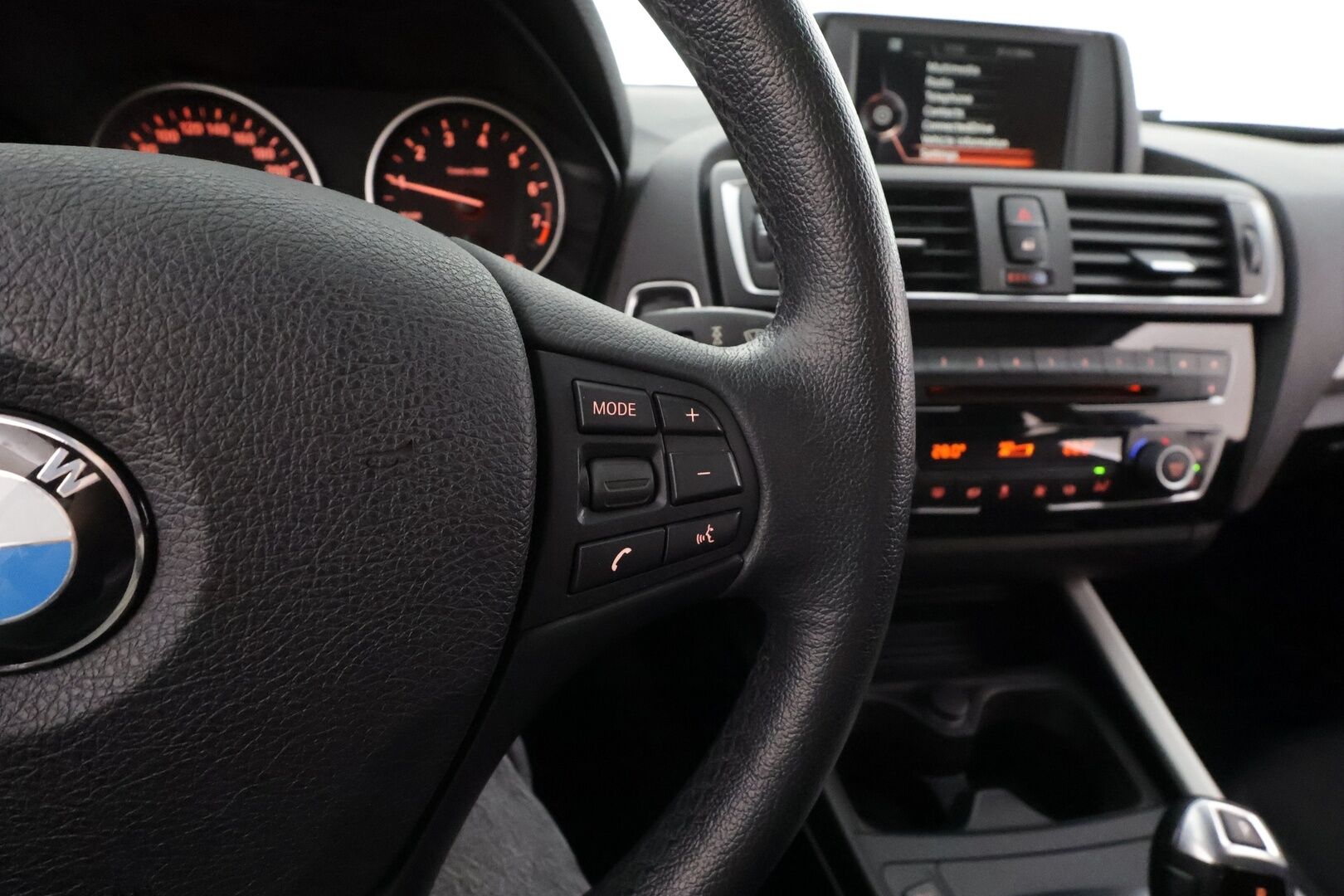 BMW 118 2016 F20 Hatchback 118i A Business * Suomi-auto / Vakkari / P.tutka / LED / Lohko+Sisä / Bluetooth * - Kahdet renkaat aluvanteilla / Merkkihuollettu