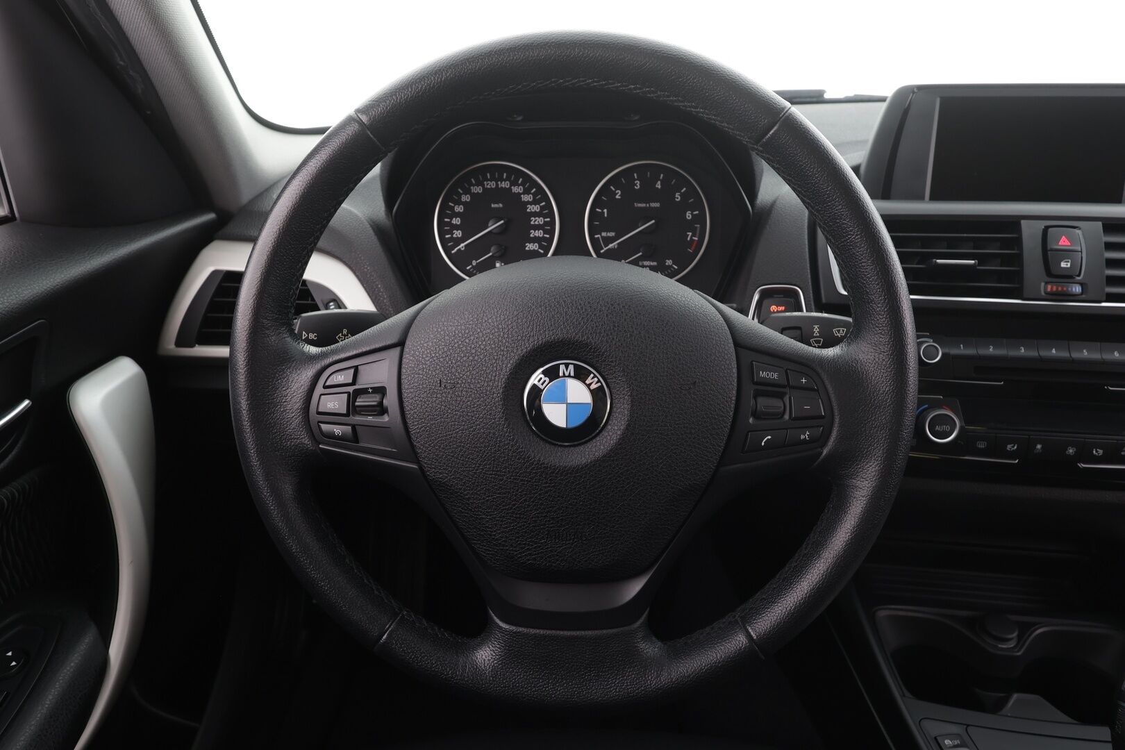 BMW 118 2016 F20 Hatchback 118i A Business * Suomi-auto / Vakkari / P.tutka / LED / Lohko+Sisä / Bluetooth * - Kahdet renkaat aluvanteilla / Merkkihuollettu