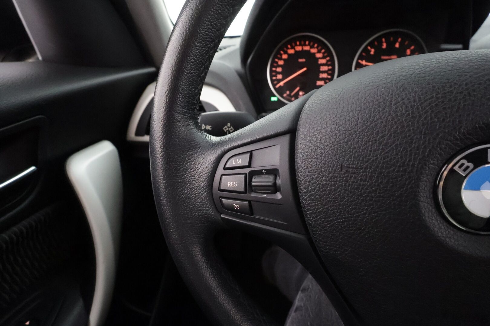 BMW 118 2016 F20 Hatchback 118i A Business * Suomi-auto / Vakkari / P.tutka / LED / Lohko+Sisä / Bluetooth * - Kahdet renkaat aluvanteilla / Merkkihuollettu