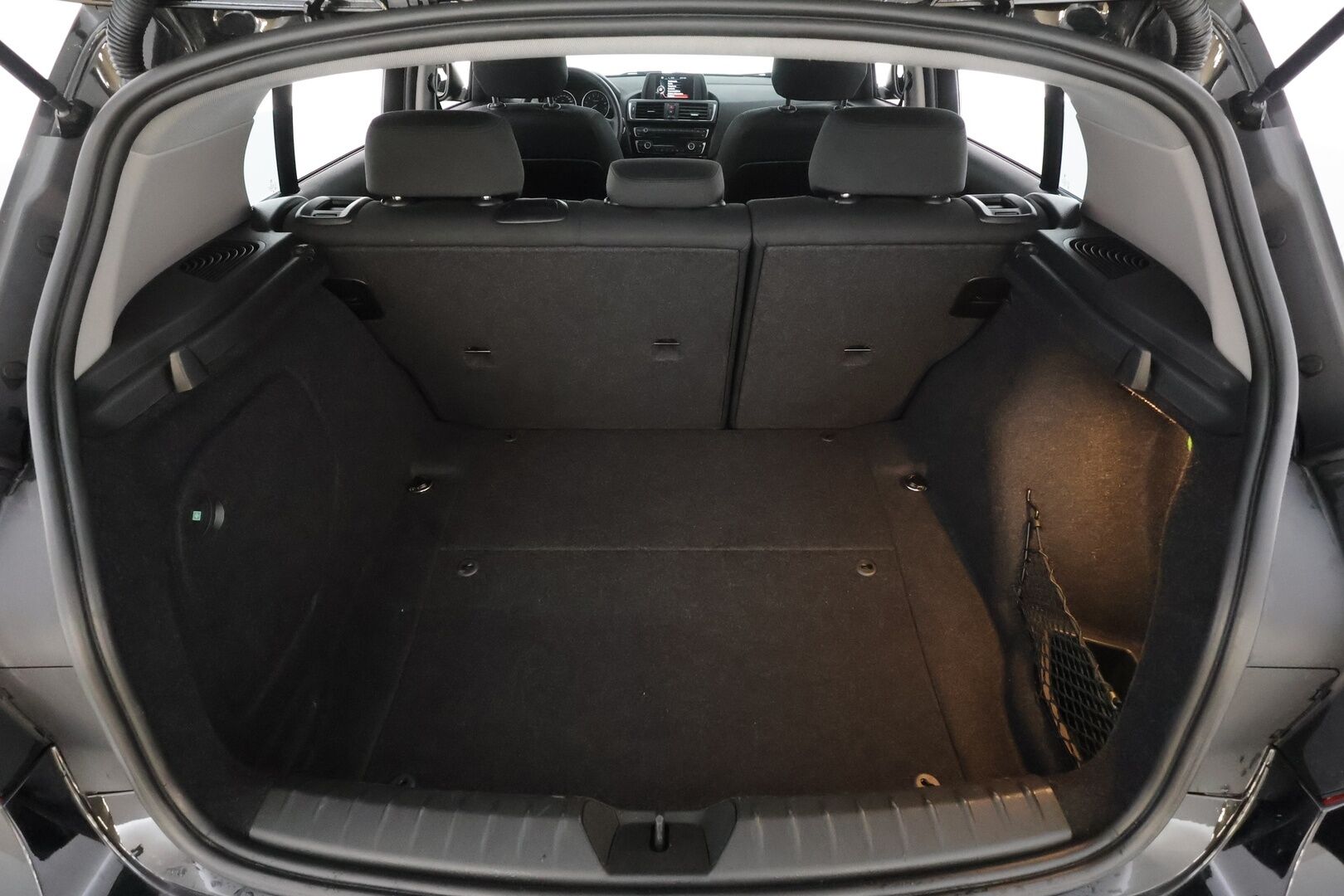 BMW 118 2016 F20 Hatchback 118i A Business * Suomi-auto / Vakkari / P.tutka / LED / Lohko+Sisä / Bluetooth * - Kahdet renkaat aluvanteilla / Merkkihuollettu