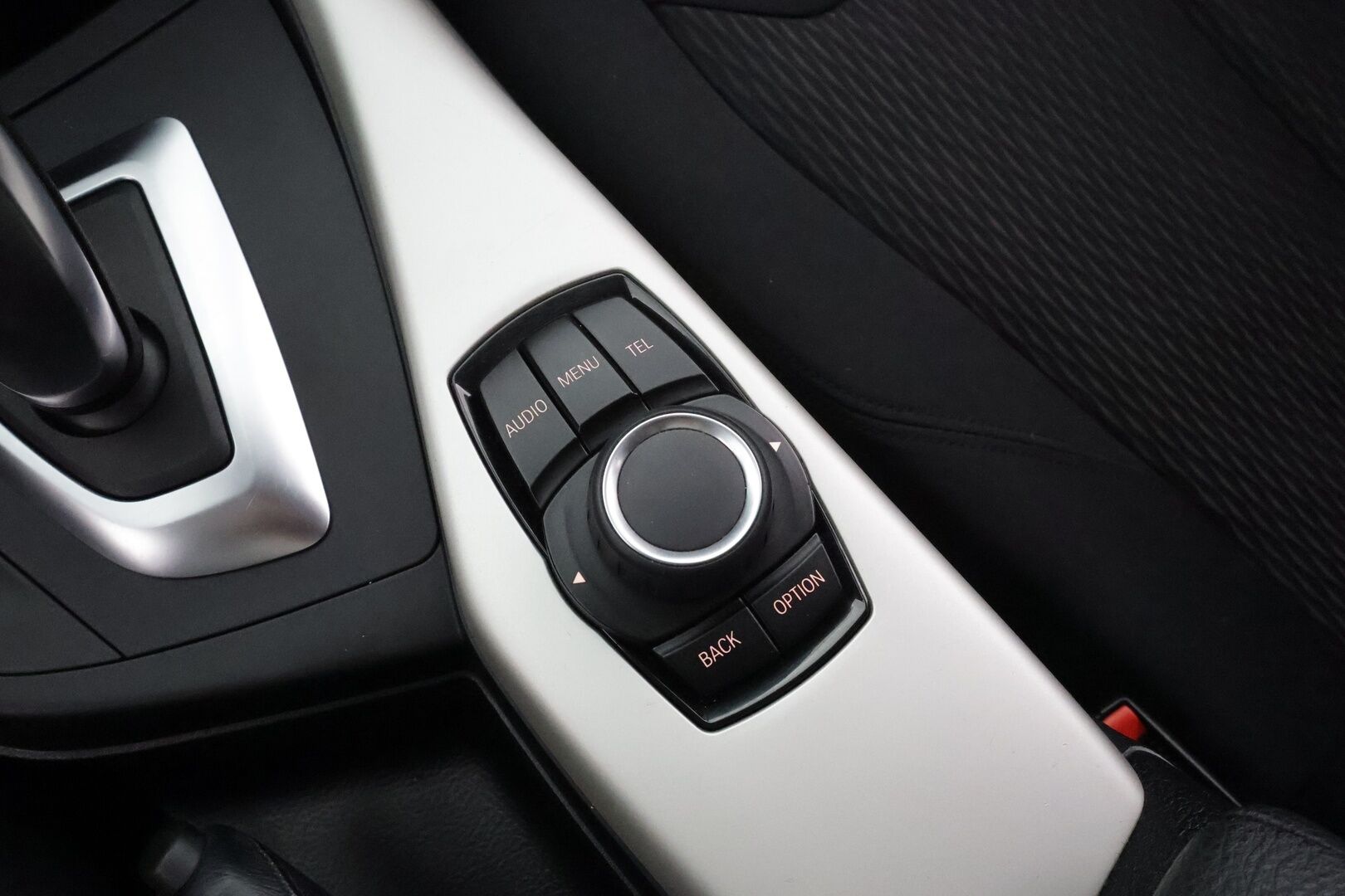 BMW 118 2016 F20 Hatchback 118i A Business * Suomi-auto / Vakkari / P.tutka / LED / Lohko+Sisä / Bluetooth * - Kahdet renkaat aluvanteilla / Merkkihuollettu