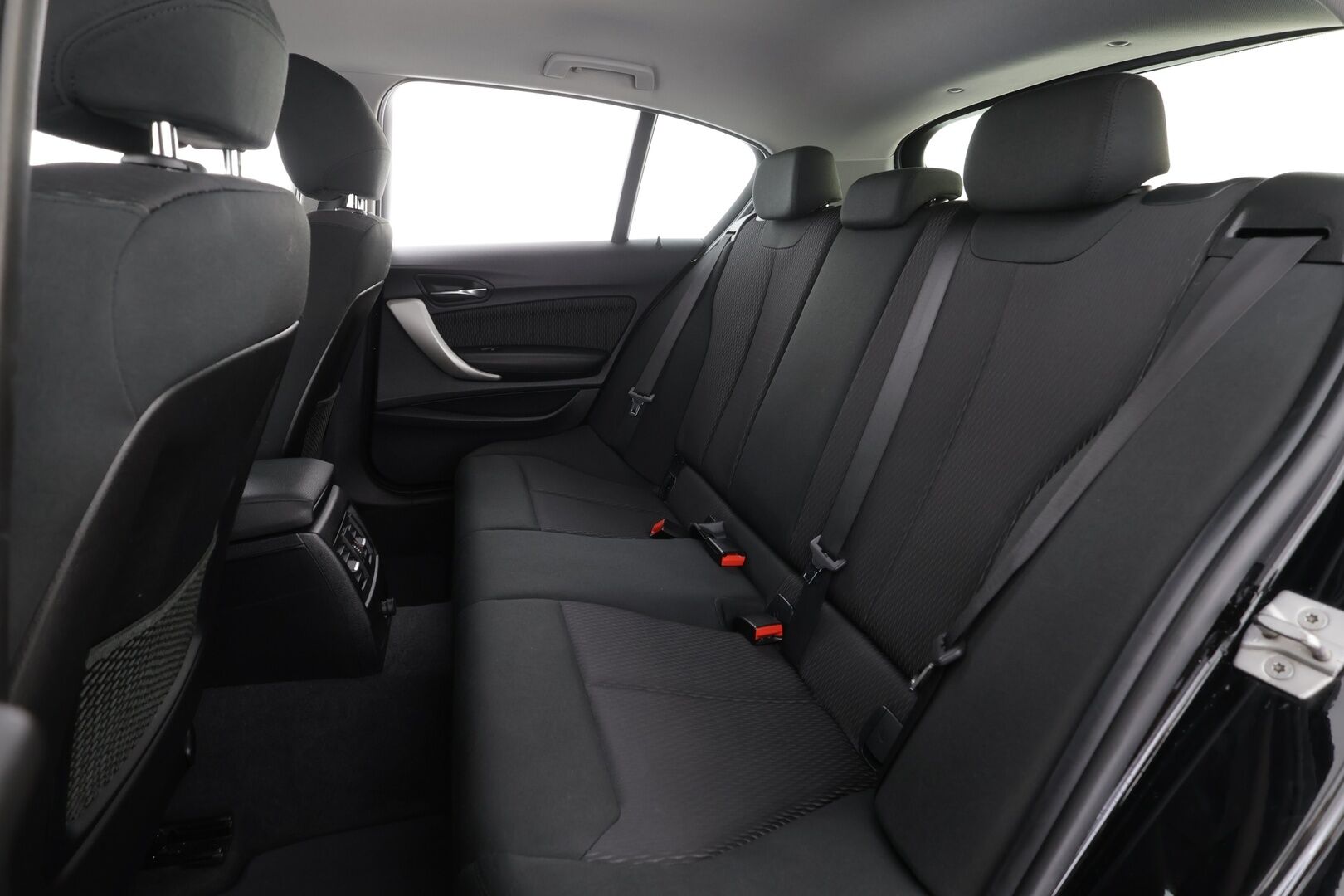 BMW 118 2016 F20 Hatchback 118i A Business * Suomi-auto / Vakkari / P.tutka / LED / Lohko+Sisä / Bluetooth * - Kahdet renkaat aluvanteilla / Merkkihuollettu