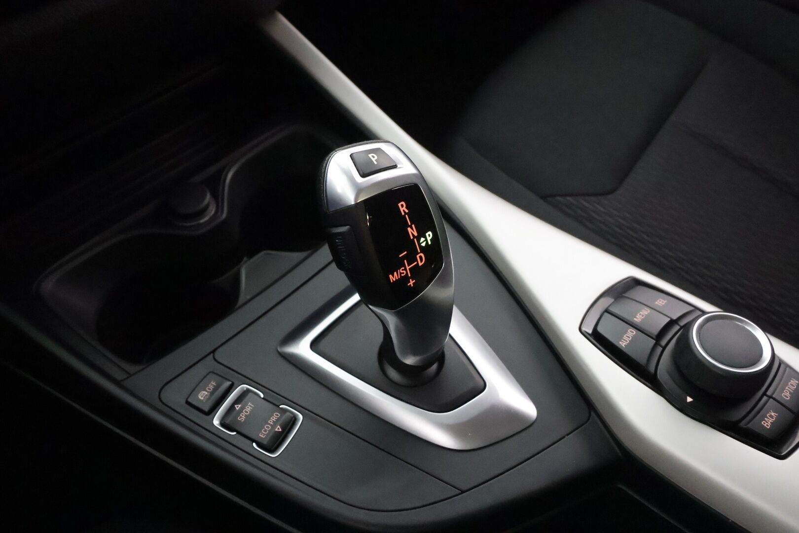 BMW 118 2016 F20 Hatchback 118i A Business * Suomi-auto / Vakkari / P.tutka / LED / Lohko+Sisä / Bluetooth * - Kahdet renkaat aluvanteilla / Merkkihuollettu