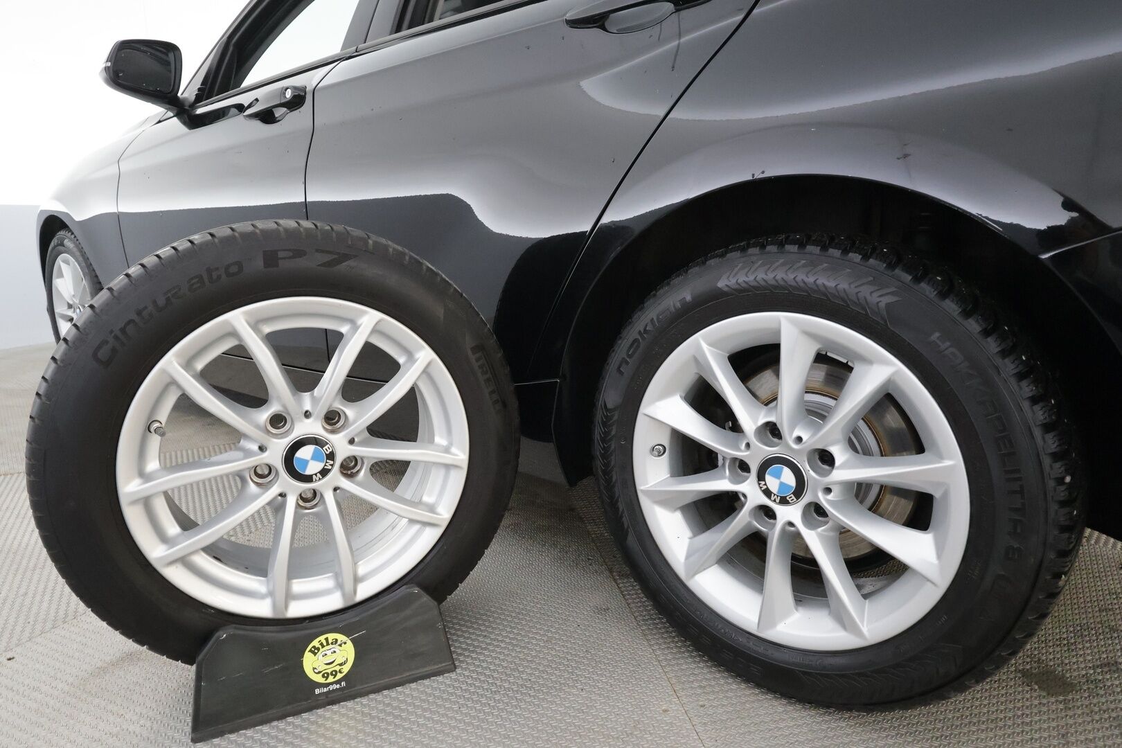 BMW 118 2016 F20 Hatchback 118i A Business * Suomi-auto / Vakkari / P.tutka / LED / Lohko+Sisä / Bluetooth * - Kahdet renkaat aluvanteilla / Merkkihuollettu