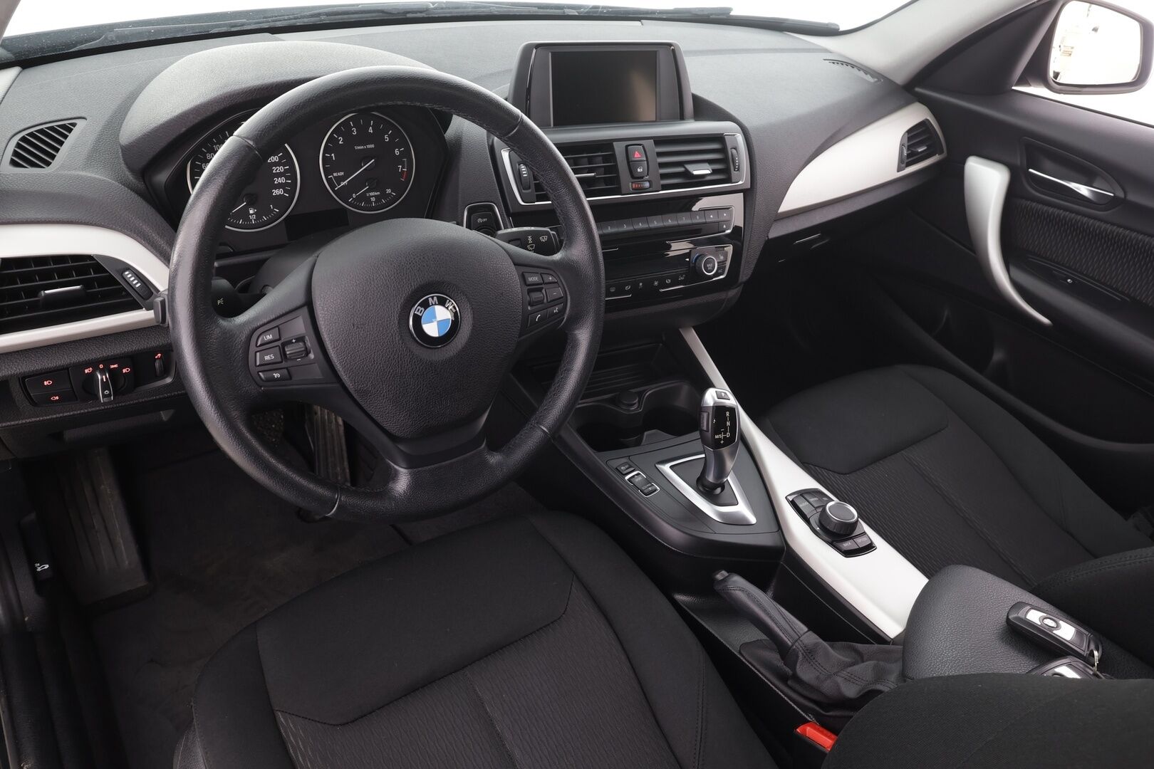 BMW 118 2016 F20 Hatchback 118i A Business * Suomi-auto / Vakkari / P.tutka / LED / Lohko+Sisä / Bluetooth * - Kahdet renkaat aluvanteilla / Merkkihuollettu