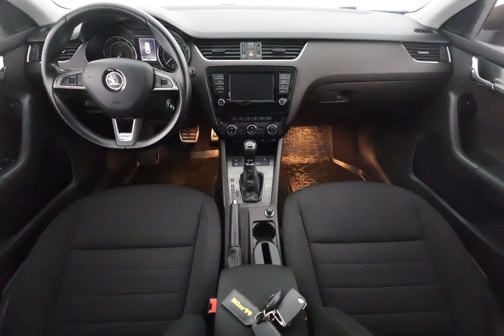 Skoda Octavia 2016 Combi 1,8 TSI 4x4 Scout DSG Autom. **Webasto / Koukku / Adapt.vakkari / P. Kamera / Xenon / KeylessGO / 2x Renkaat'' - Webasto / Adapt.Vakkari / Vetokoukku / Peruutuskamera / Xenon / Suomiauto / KeylessGo / Lämpölasi / 2x Renkaat!