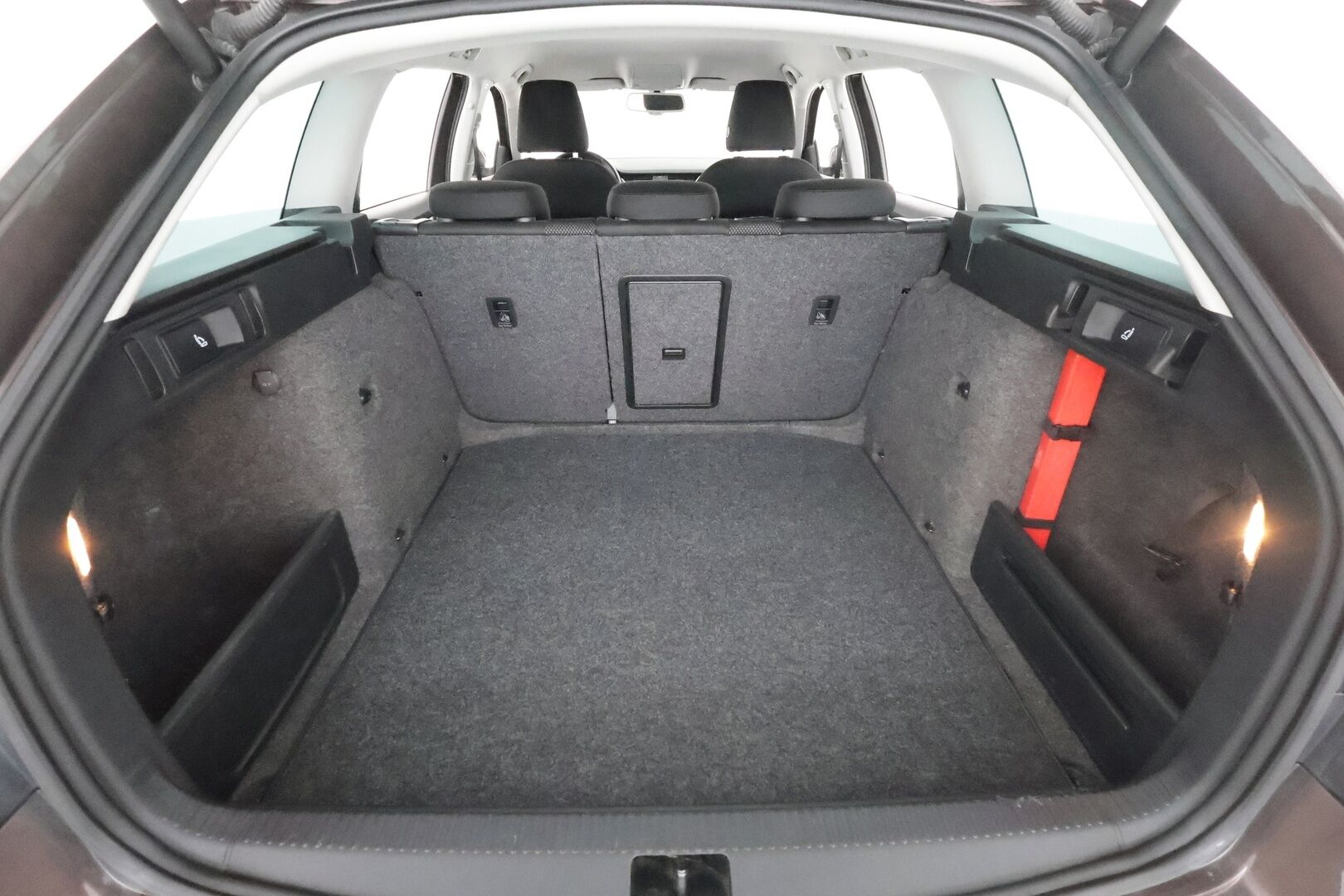 Skoda Octavia 2016 Combi 1,8 TSI 4x4 Scout DSG Autom. **Webasto / Koukku / Adapt.vakkari / P. Kamera / Xenon / KeylessGO / 2x Renkaat'' - Webasto / Adapt.Vakkari / Vetokoukku / Peruutuskamera / Xenon / Suomiauto / KeylessGo / Lämpölasi / 2x Renkaat!