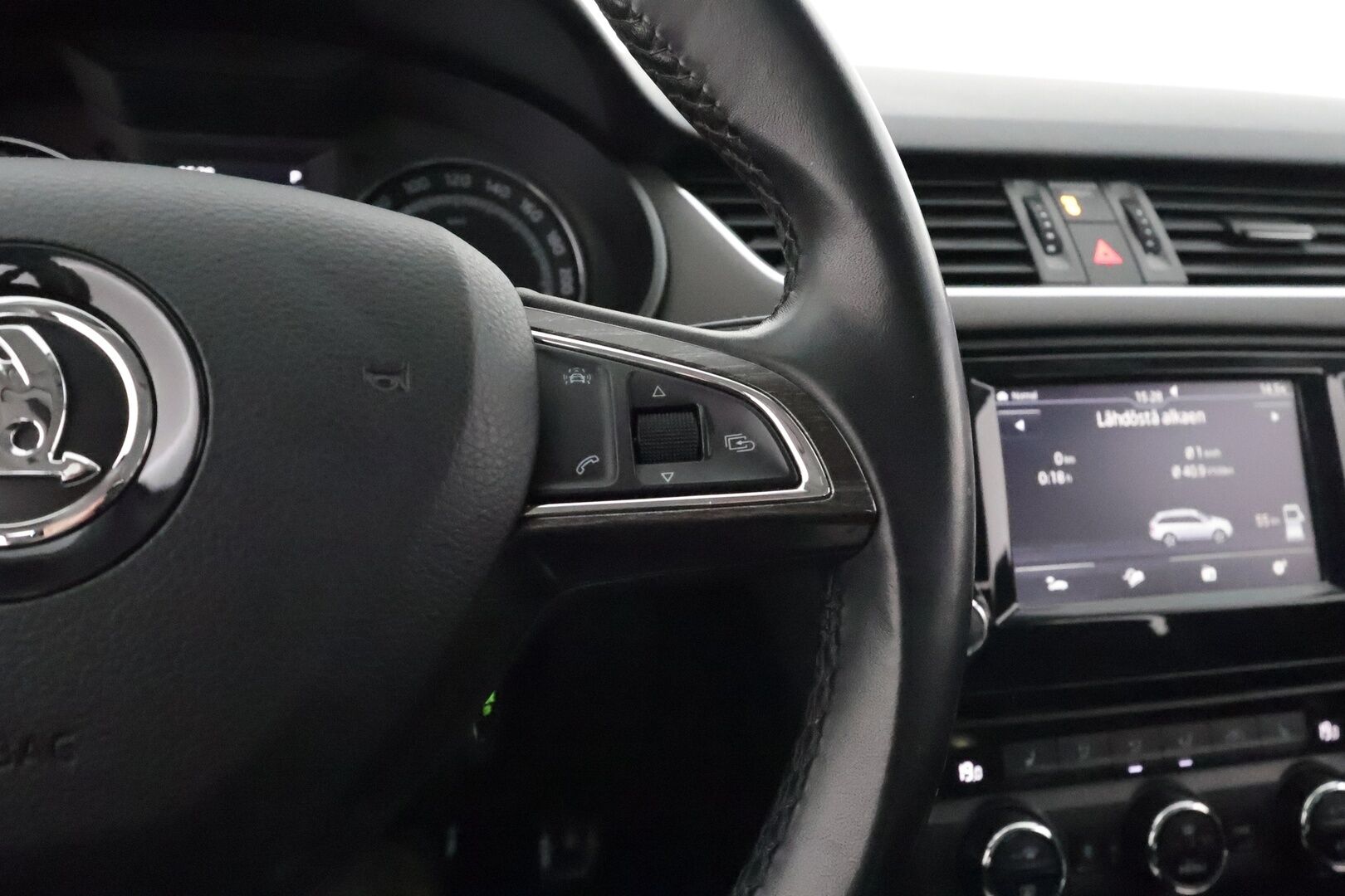 Skoda Octavia 2016 Combi 1,8 TSI 4x4 Scout DSG Autom. **Webasto / Koukku / Adapt.vakkari / P. Kamera / Xenon / KeylessGO / 2x Renkaat'' - Webasto / Adapt.Vakkari / Vetokoukku / Peruutuskamera / Xenon / Suomiauto / KeylessGo / Lämpölasi / 2x Renkaat!