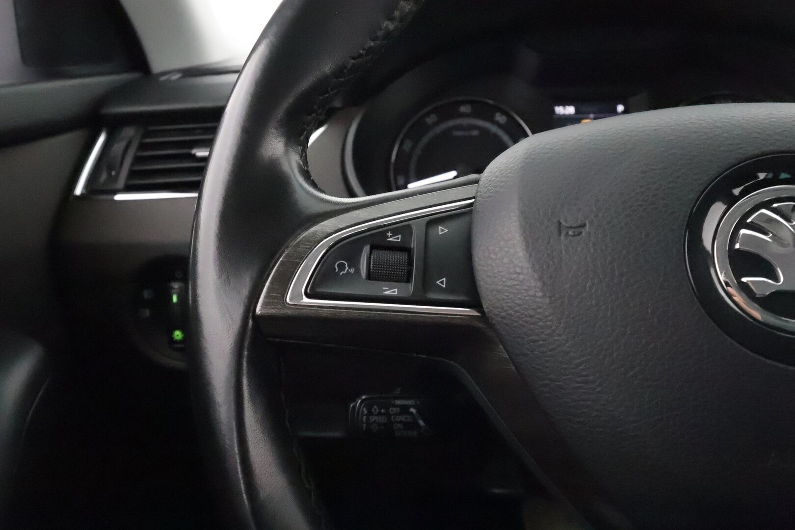 Skoda Octavia 2016 Combi 1,8 TSI 4x4 Scout DSG Autom. **Webasto / Koukku / Adapt.vakkari / P. Kamera / Xenon / KeylessGO / 2x Renkaat'' - Webasto / Adapt.Vakkari / Vetokoukku / Peruutuskamera / Xenon / Suomiauto / KeylessGo / Lämpölasi / 2x Renkaat!
