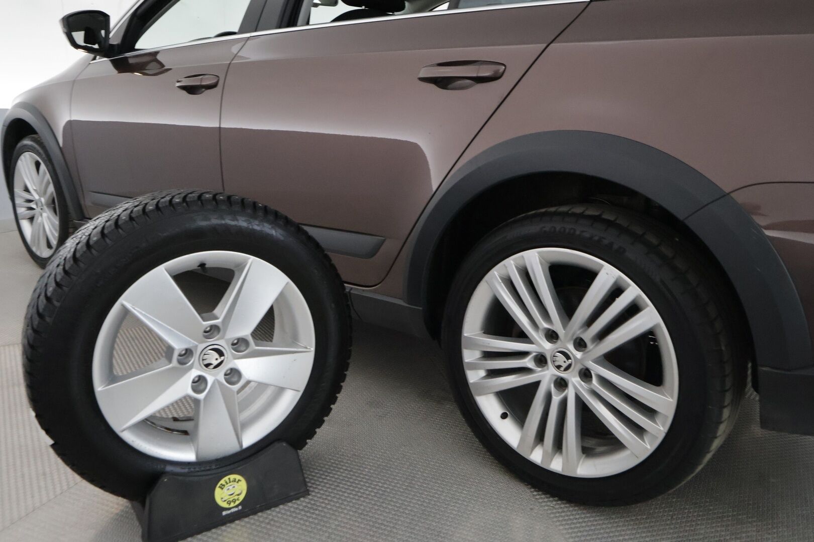 Skoda Octavia 2016 Combi 1,8 TSI 4x4 Scout DSG Autom. **Webasto / Koukku / Adapt.vakkari / P. Kamera / Xenon / KeylessGO / 2x Renkaat'' - Webasto / Adapt.Vakkari / Vetokoukku / Peruutuskamera / Xenon / Suomiauto / KeylessGo / Lämpölasi / 2x Renkaat!