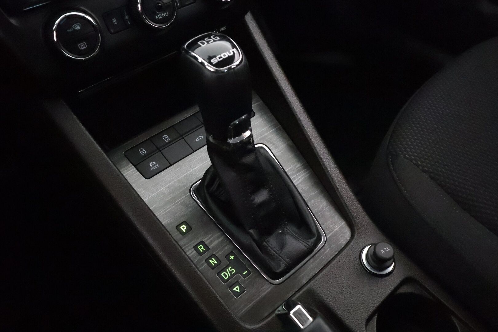 Skoda Octavia 2016 Combi 1,8 TSI 4x4 Scout DSG Autom. **Webasto / Koukku / Adapt.vakkari / P. Kamera / Xenon / KeylessGO / 2x Renkaat'' - Webasto / Adapt.Vakkari / Vetokoukku / Peruutuskamera / Xenon / Suomiauto / KeylessGo / Lämpölasi / 2x Renkaat!