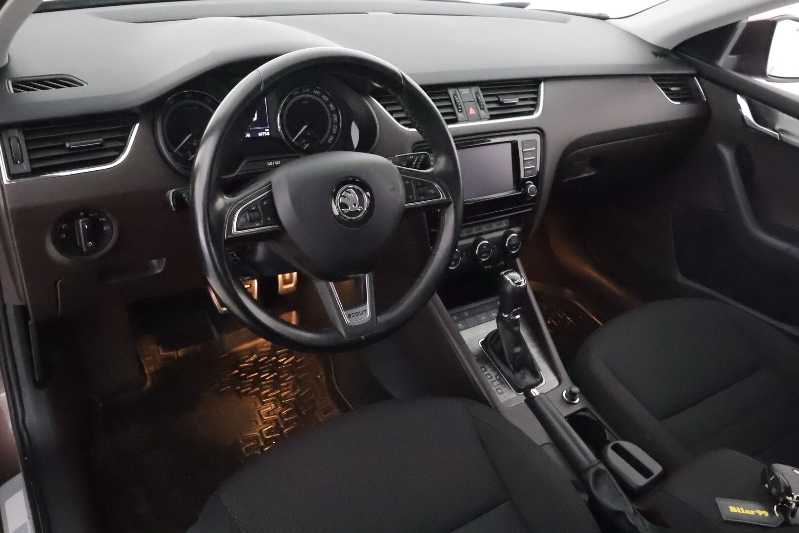 Skoda Octavia 2016 Combi 1,8 TSI 4x4 Scout DSG Autom. **Webasto / Koukku / Adapt.vakkari / P. Kamera / Xenon / KeylessGO / 2x Renkaat'' - Webasto / Adapt.Vakkari / Vetokoukku / Peruutuskamera / Xenon / Suomiauto / KeylessGo / Lämpölasi / 2x Renkaat!