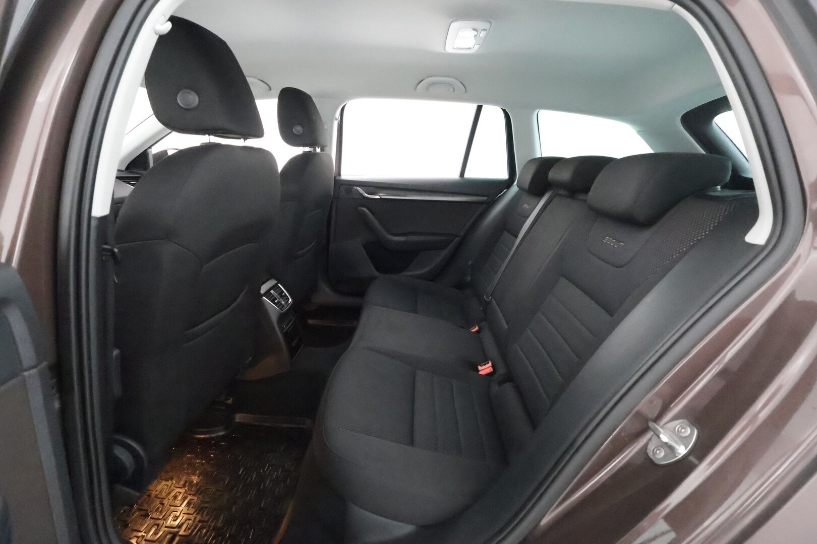 Skoda Octavia 2016 Combi 1,8 TSI 4x4 Scout DSG Autom. **Webasto / Koukku / Adapt.vakkari / P. Kamera / Xenon / KeylessGO / 2x Renkaat'' - Webasto / Adapt.Vakkari / Vetokoukku / Peruutuskamera / Xenon / Suomiauto / KeylessGo / Lämpölasi / 2x Renkaat!