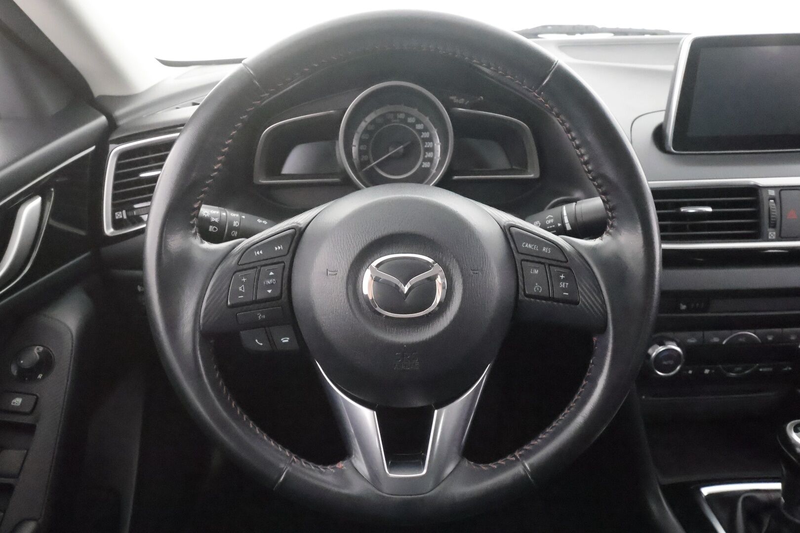 Mazda Mazda3 2016 Sedan 2,0 (120) SKYACTIV-G Premium 6MT 4ov CO3 - | Vakionopeudensäädin | Navi | Aut. ilmastointi | BT audio | Lohko | Penkinlämmittimet | Smart City Brake Support | 2x renkaat aluin | 