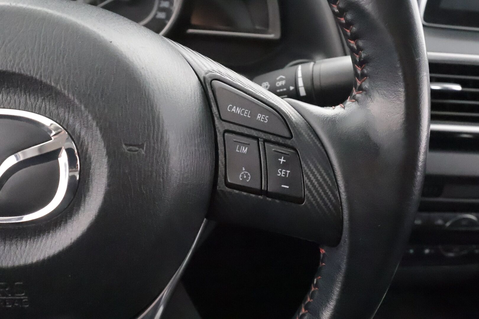 Mazda Mazda3 2016 Sedan 2,0 (120) SKYACTIV-G Premium 6MT 4ov CO3 - | Vakionopeudensäädin | Navi | Aut. ilmastointi | BT audio | Lohko | Penkinlämmittimet | Smart City Brake Support | 2x renkaat aluin | 