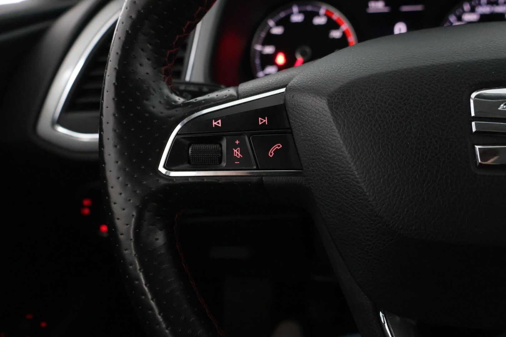 Seat Leon ST 2016 1,4 FR TSI 150 *Lohko / Tutkat / Bluetooth / FR* - Kahdet renkaat / Hyvät huollot! - HULLUT JOULUT KORKOTARJOUS 2,49% 