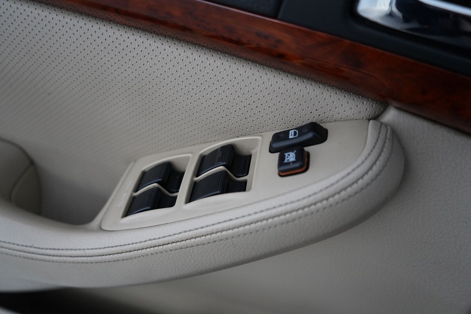 Toyota Avensis 2004 2.4 VVT-i Linea Sol Elegant Wagon aut *YritysOutlet - Myydään vain yrityksille* - Kahdet renkaat / Hyvät huollot / Ketju vaihdettu 2024 / Nahka sisusta