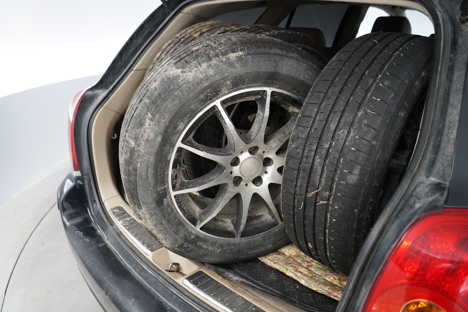 Toyota Avensis 2004 2.4 VVT-i Linea Sol Elegant Wagon aut *YritysOutlet - Myydään vain yrityksille* - Kahdet renkaat / Hyvät huollot / Ketju vaihdettu 2024 / Nahka sisusta