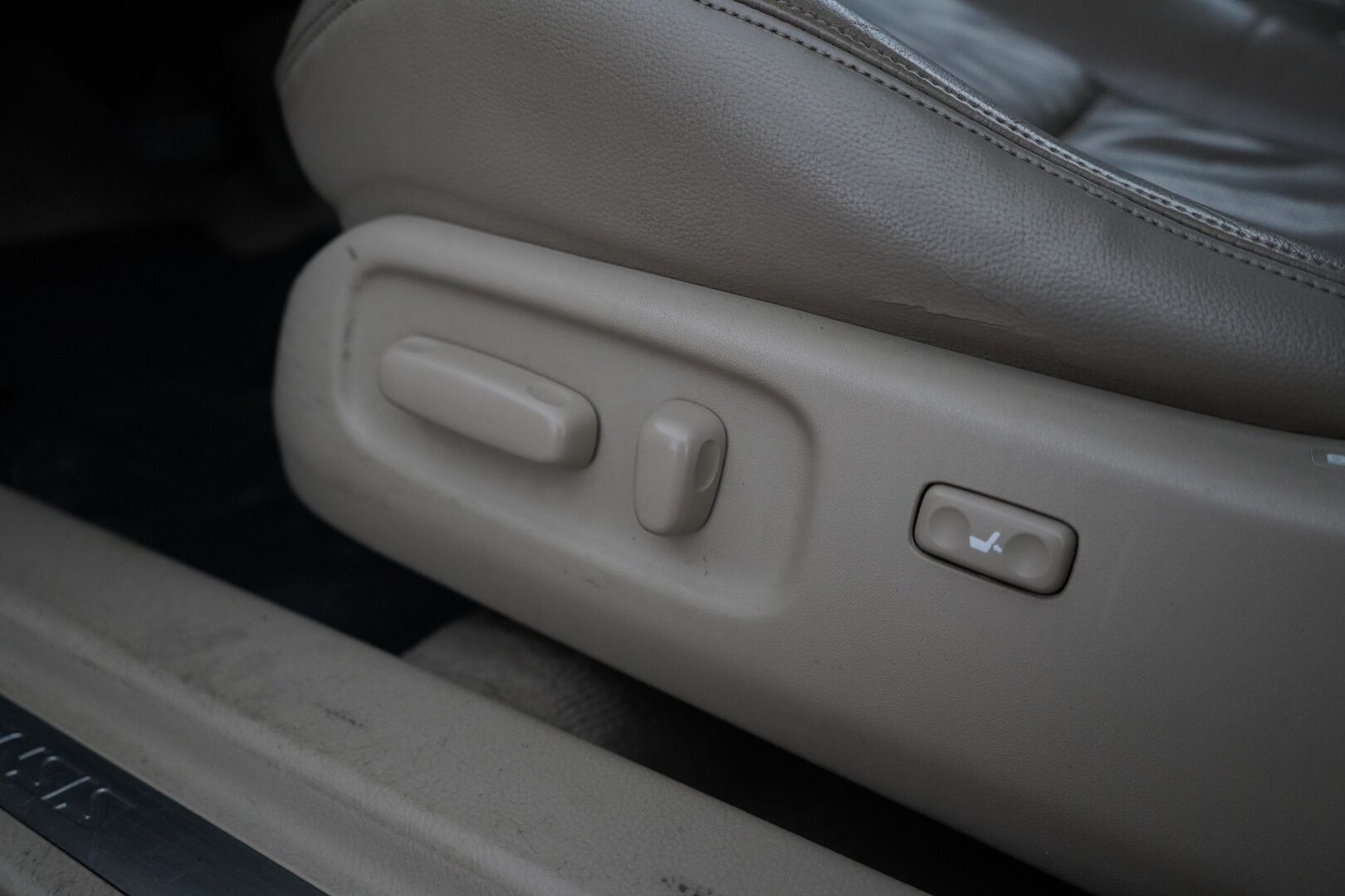 Toyota Avensis 2004 2.4 VVT-i Linea Sol Elegant Wagon aut *YritysOutlet - Myydään vain yrityksille* - Kahdet renkaat / Hyvät huollot / Ketju vaihdettu 2024 / Nahka sisusta