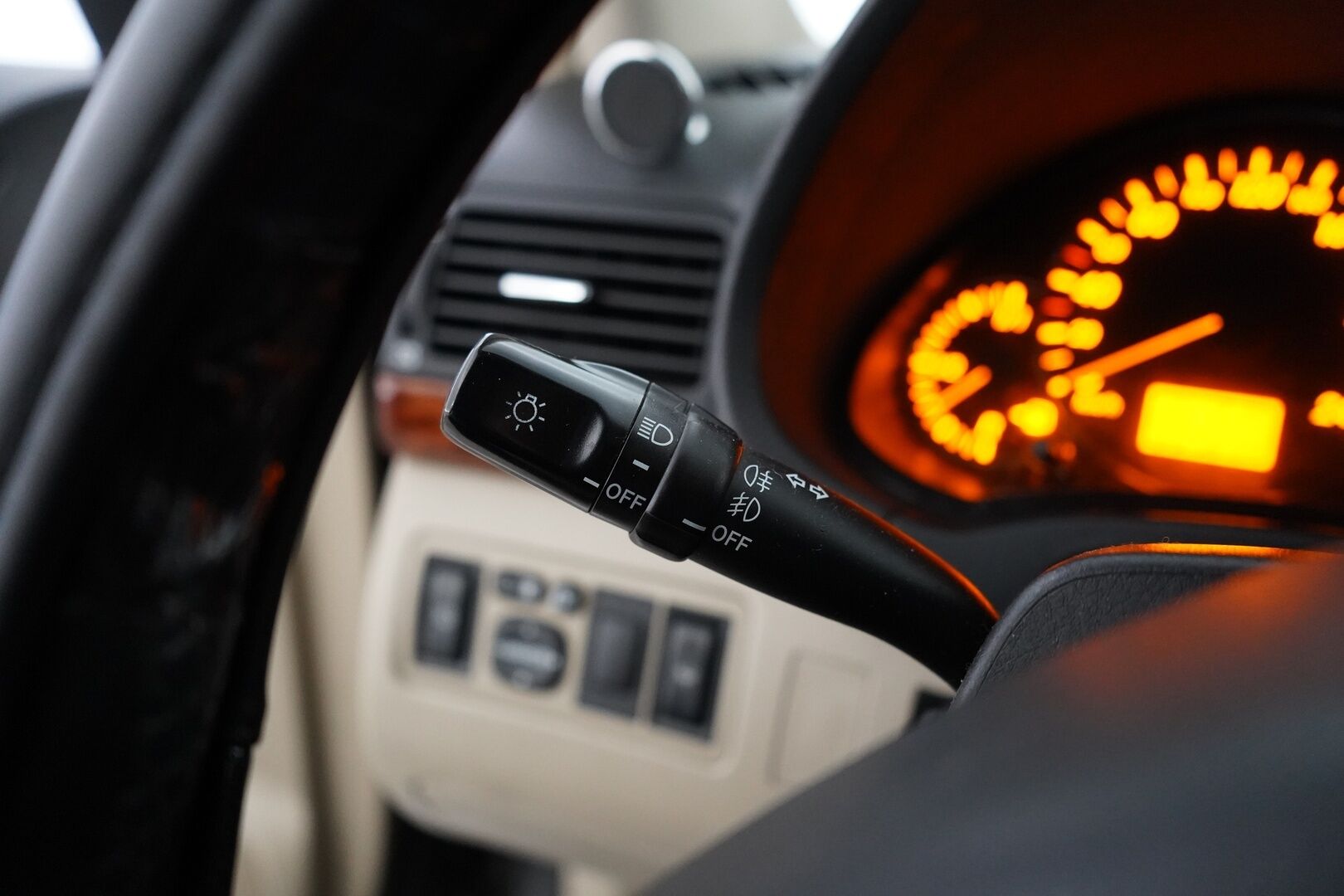 Toyota Avensis 2004 2.4 VVT-i Linea Sol Elegant Wagon aut *YritysOutlet - Myydään vain yrityksille* - Kahdet renkaat / Hyvät huollot / Ketju vaihdettu 2024 / Nahka sisusta