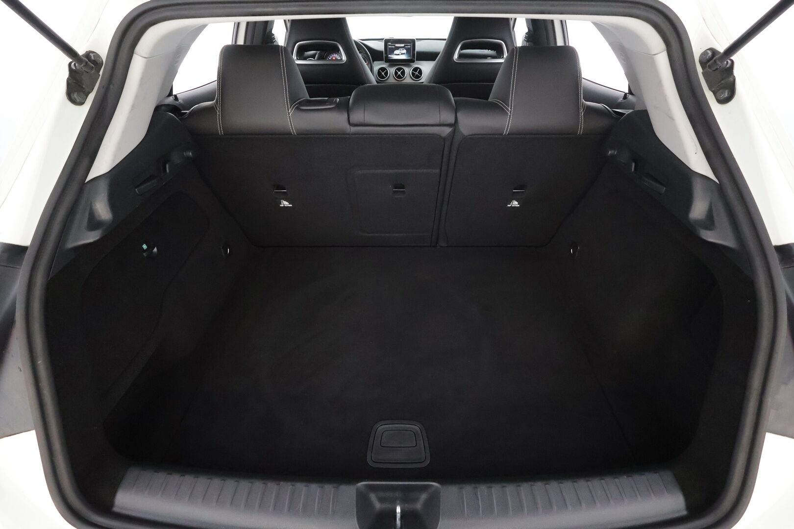 Mercedes-Benz GLA 2016 200 A Urban Off-Roader * Peruutuskamera / Bi-Xenon / Puolinahkasisusta / Bluetooth / Vakkari - Suomi-auto / Kahdet renkaat aluvanteilla / Night / Juuri tullut Tampereelle!