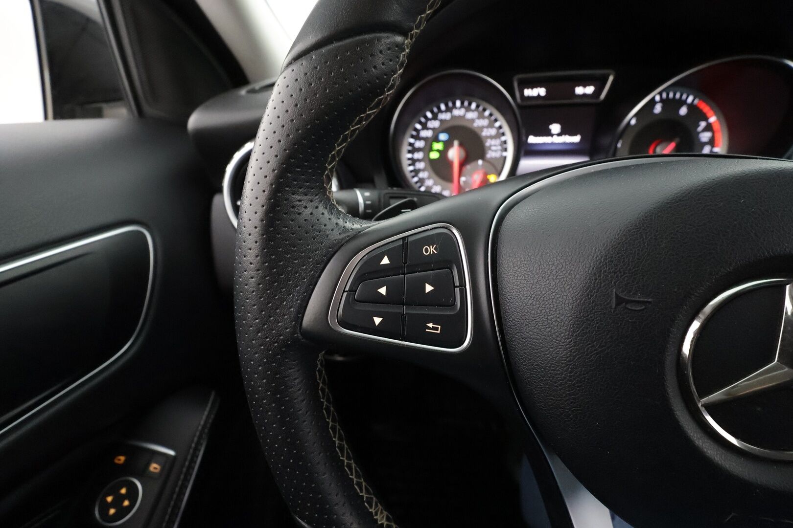 Mercedes-Benz GLA 2016 200 A Urban Off-Roader * Peruutuskamera / Bi-Xenon / Puolinahkasisusta / Bluetooth / Vakkari - Suomi-auto / Kahdet renkaat aluvanteilla / Night / Juuri tullut Tampereelle!