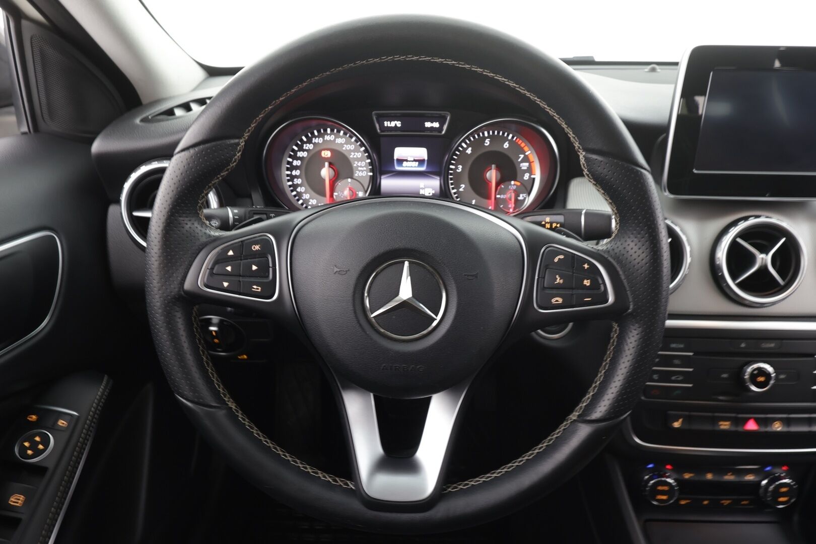 Mercedes-Benz GLA 2016 200 A Urban Off-Roader * Peruutuskamera / Bi-Xenon / Puolinahkasisusta / Bluetooth / Vakkari - Suomi-auto / Kahdet renkaat aluvanteilla / Night / Juuri tullut Tampereelle!