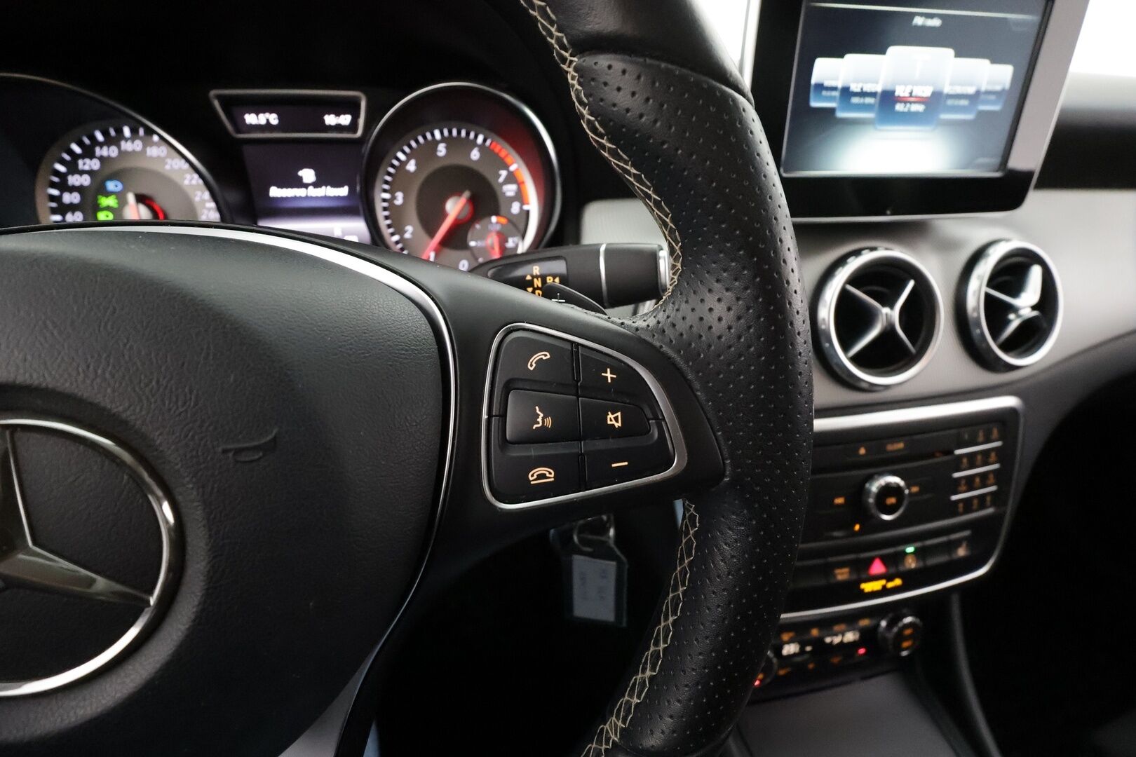 Mercedes-Benz GLA 2016 200 A Urban Off-Roader * Peruutuskamera / Bi-Xenon / Puolinahkasisusta / Bluetooth / Vakkari - Suomi-auto / Kahdet renkaat aluvanteilla / Night / Juuri tullut Tampereelle!