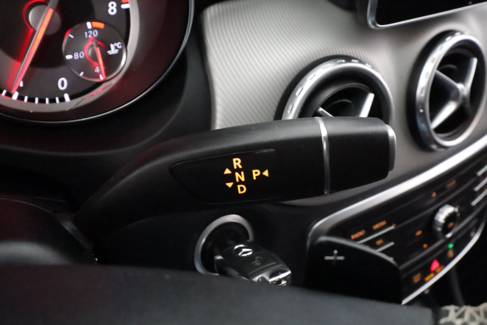 Mercedes-Benz GLA 2016 200 A Urban Off-Roader * Peruutuskamera / Bi-Xenon / Puolinahkasisusta / Bluetooth / Vakkari - Suomi-auto / Kahdet renkaat aluvanteilla / Night / Juuri tullut Tampereelle!