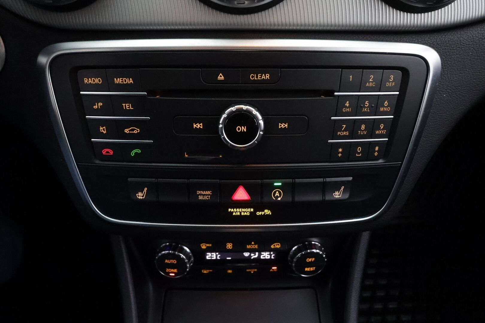 Mercedes-Benz GLA 2016 200 A Urban Off-Roader * Peruutuskamera / Bi-Xenon / Puolinahkasisusta / Bluetooth / Vakkari - Suomi-auto / Kahdet renkaat aluvanteilla / Night / Juuri tullut Tampereelle!