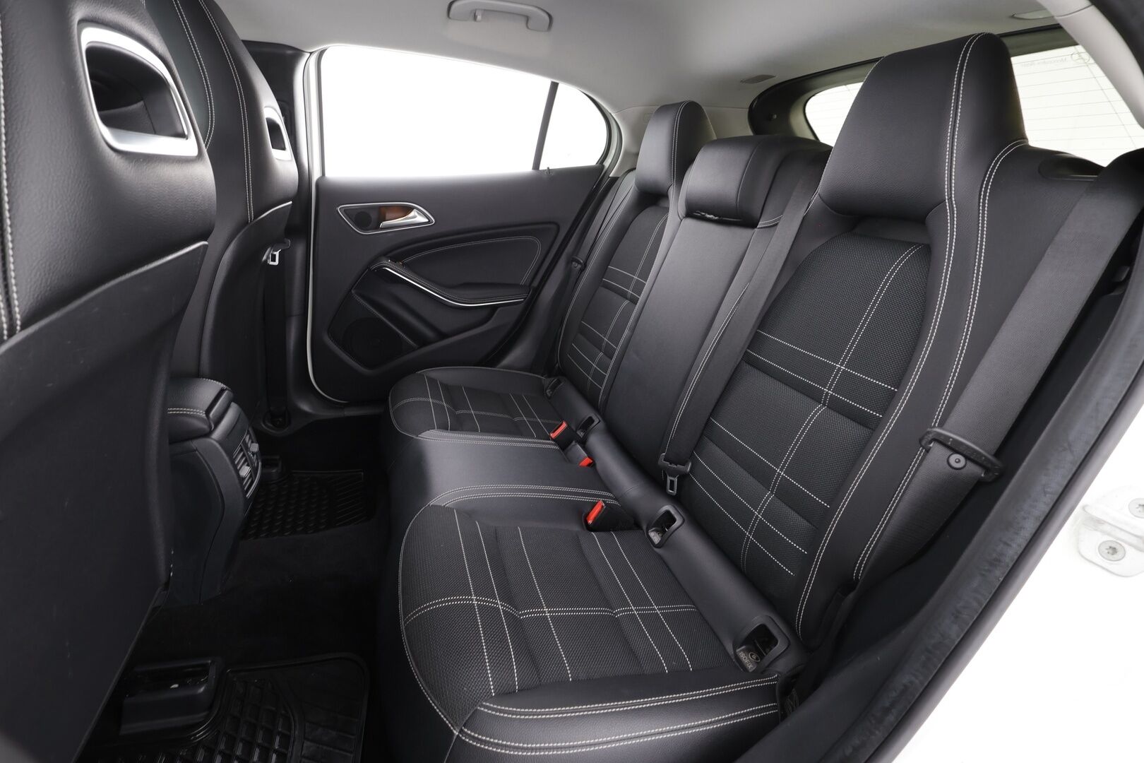 Mercedes-Benz GLA 2016 200 A Urban Off-Roader * Peruutuskamera / Bi-Xenon / Puolinahkasisusta / Bluetooth / Vakkari - Suomi-auto / Kahdet renkaat aluvanteilla / Night / Juuri tullut Tampereelle!