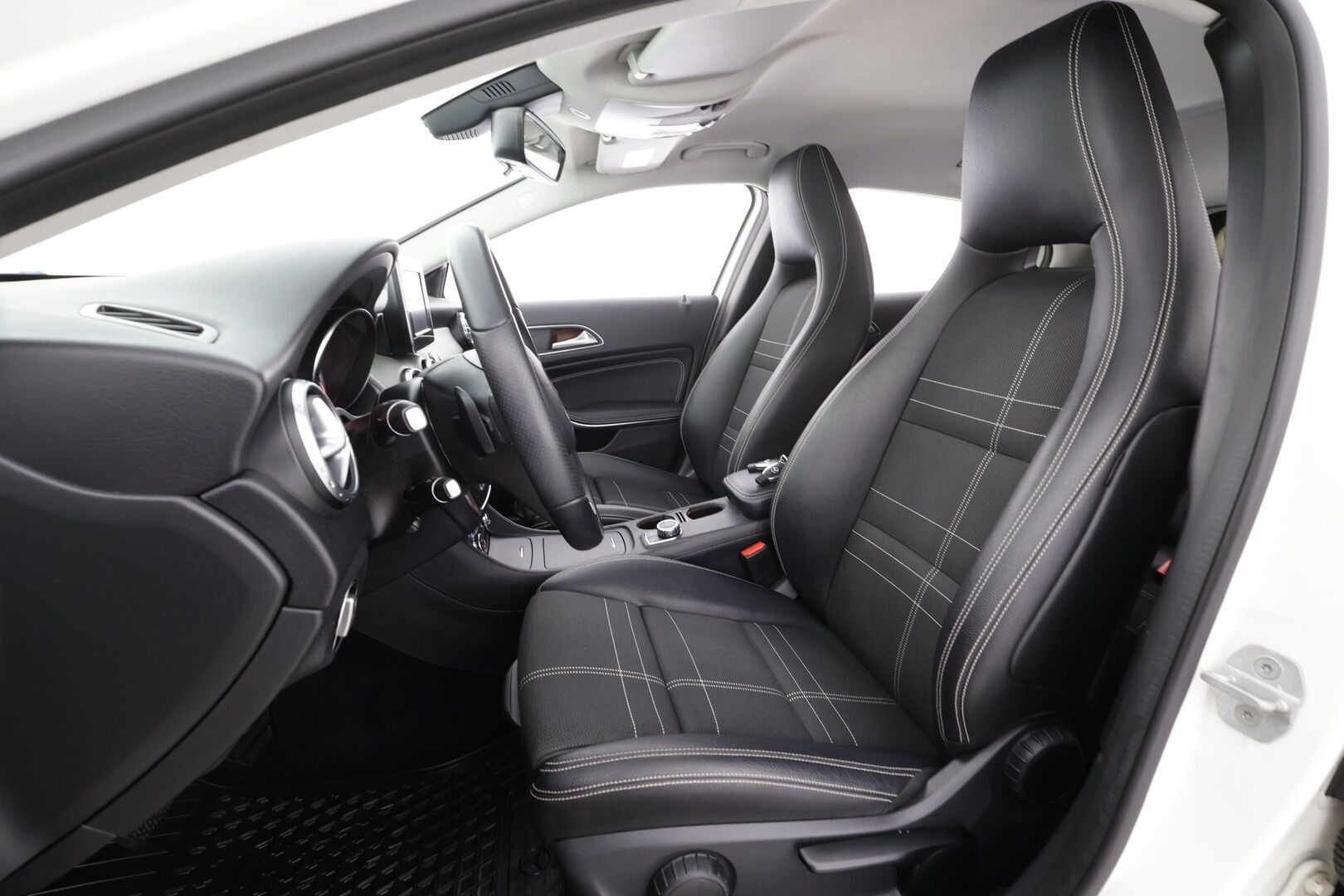 Mercedes-Benz GLA 2016 200 A Urban Off-Roader * Peruutuskamera / Bi-Xenon / Puolinahkasisusta / Bluetooth / Vakkari - Suomi-auto / Kahdet renkaat aluvanteilla / Night / Juuri tullut Tampereelle!